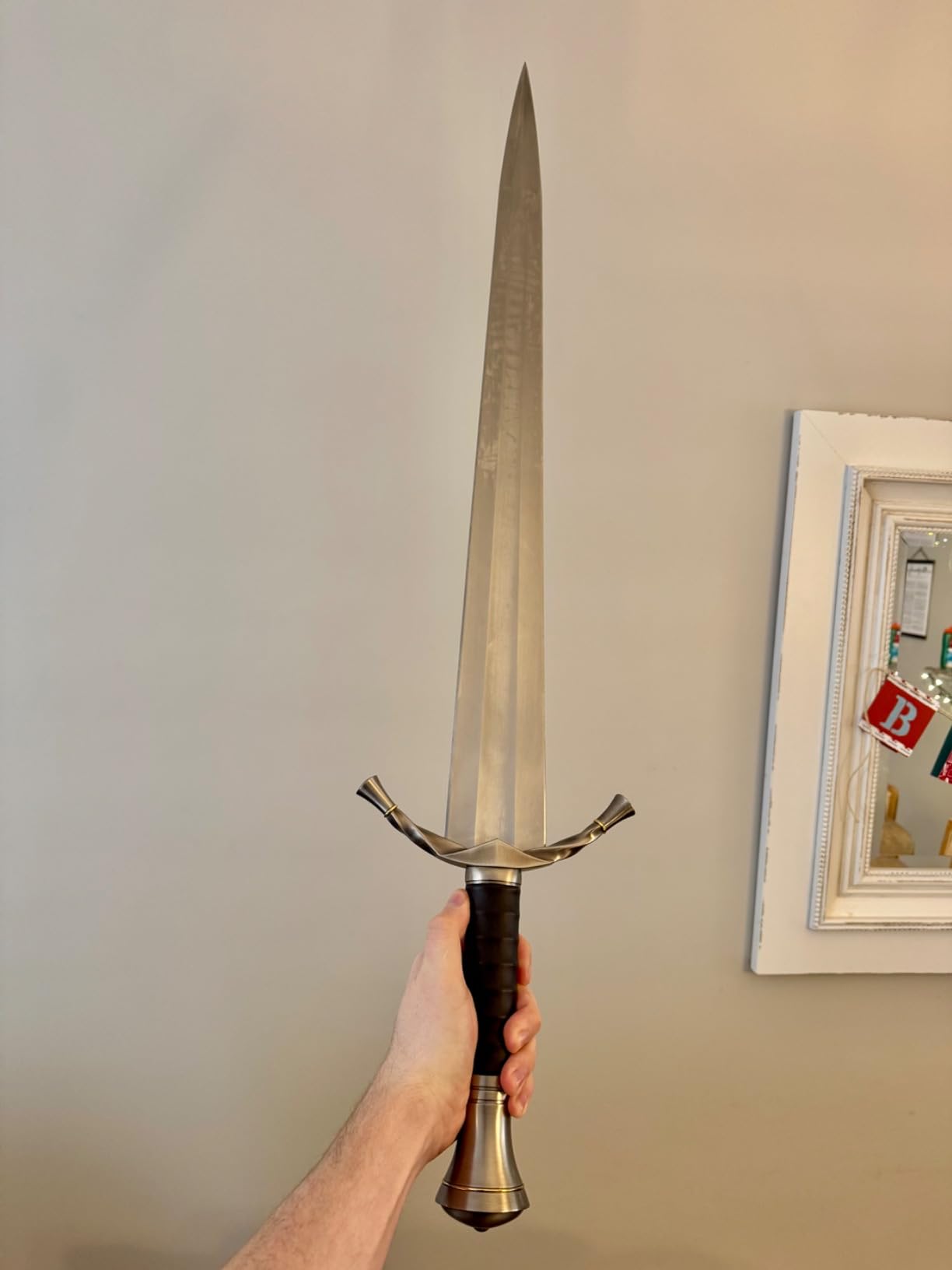 United Cutlery Replica Lord of the Rings Sword of Boromir | LOTR Collectible | Certificate of Authenticity | Premium Wooden Display Plaque | Officially Licensed Lord of the Rings Merch | 39