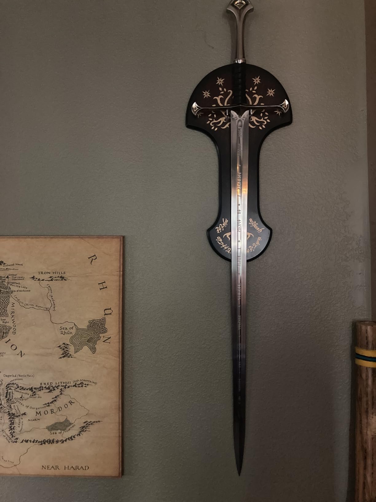 United Cutlery Lord of the Rings Anduril Sword of King Elessar | Officially Licensed Replica | Wall Plaque | LOTR Movie Collectible | Length 52 7/8-inch customer photo 1
