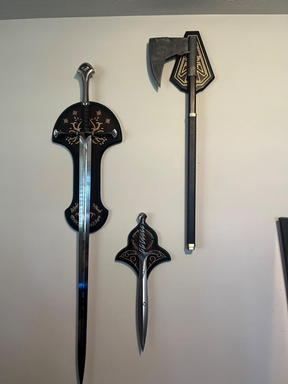 Lord of The Rings Bearded Axe of Gimli and Display Plaque | Officially Licensed Replica, Cast Stainless Steel Blade, Gold Engravings, Weathered Look customer photo 2