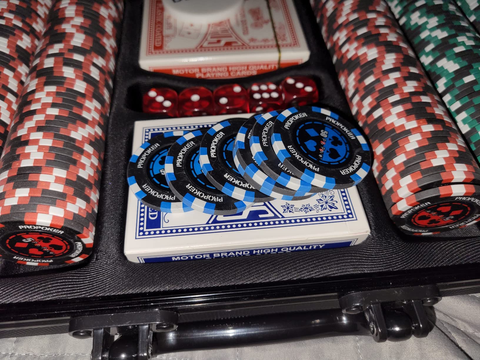 Versa Games Pro Poker Chips - Poker Set 13.5g 500 Piece Casino Clay Poker Chips with Denomination Numbers for Texas Holden - New Upgraded Poker Chip Case customer photo 1