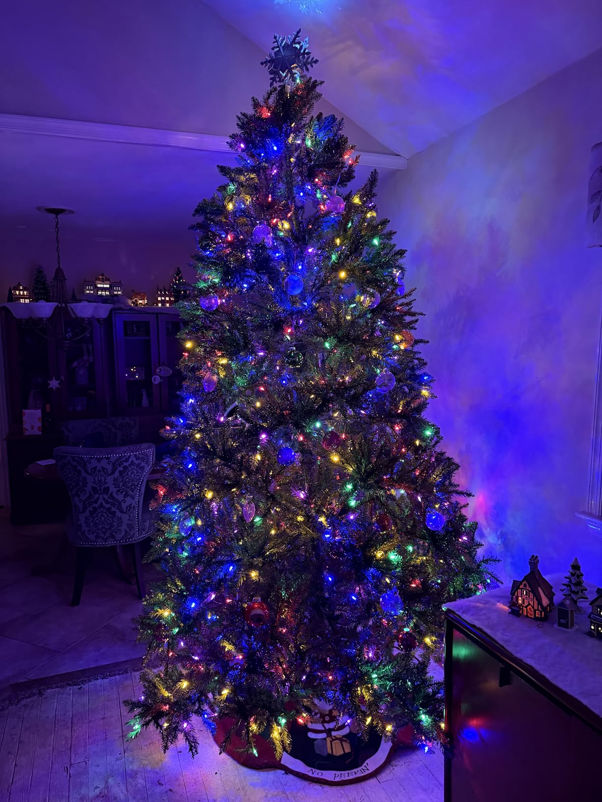 National Tree Company 7.5ft Pre-Lit Dunhill Fir Artificial Christmas Tree with 700 LED Lights, 10 Light Functions, 2,514 Tips, Foot Pedal, Includes Stand customer photo 1