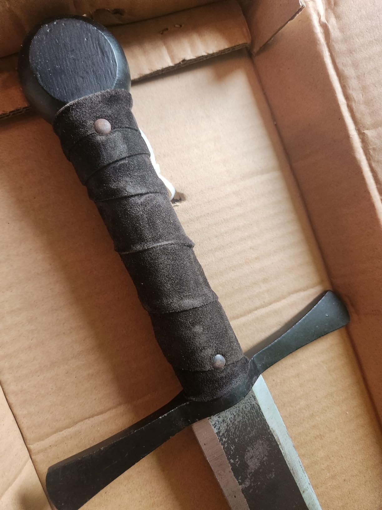 SZCO Supplies 40.5-inch Hand Forged Carbon Steel Rustic Broad Sword with Leather Wrapped Handle, Black/Brown (901132) customer photo 1