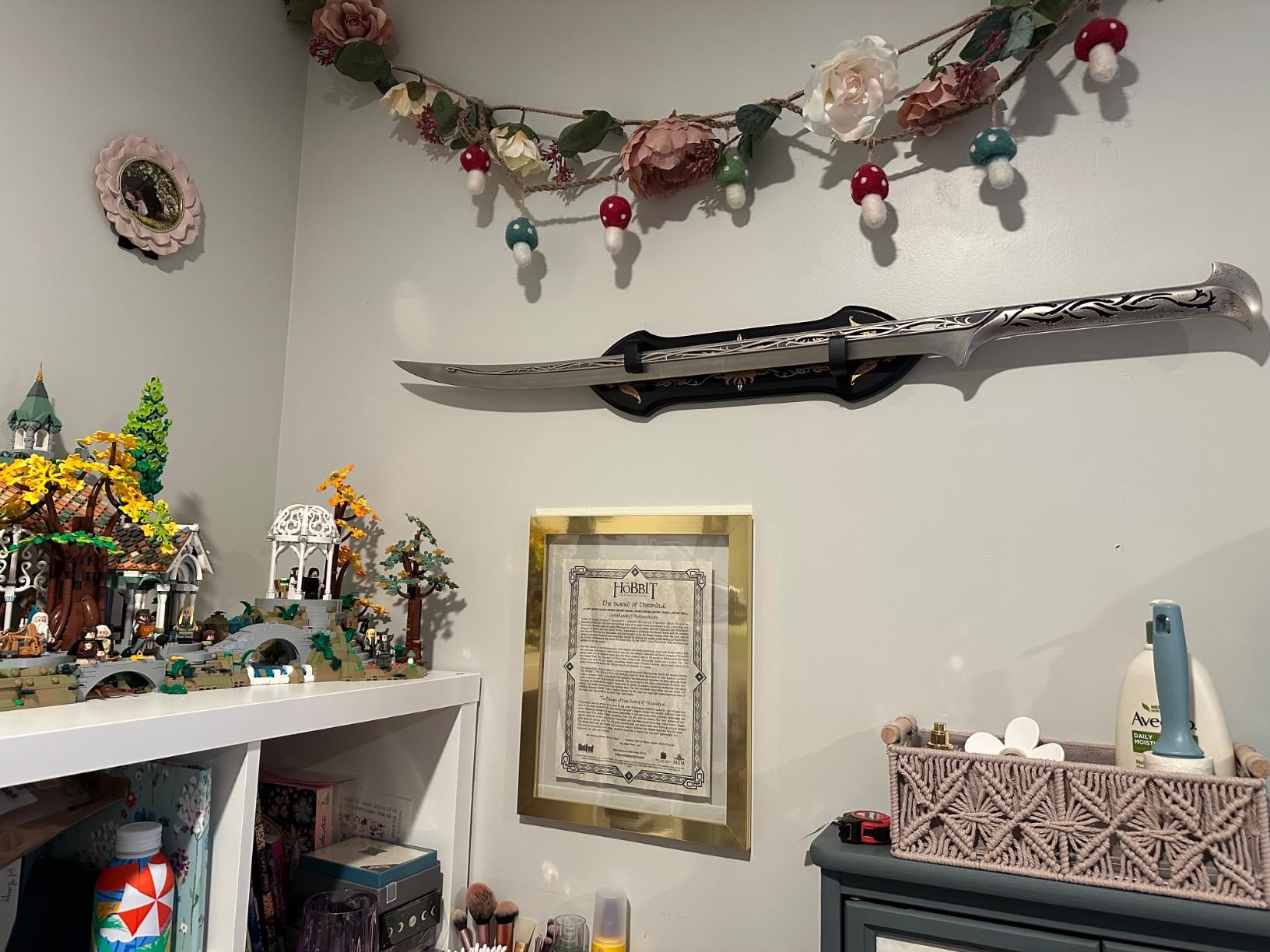 United Cutlery The Hobbit Elven King Thranduil Sword Replica | Stainless Steel Blade | Officially Licensed | Wood Wall Mount Display | Certificate of Authenticity | 41 7/8