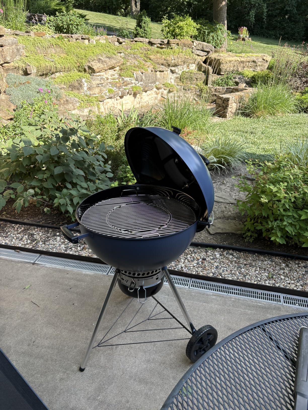 Weber Master-Touch Charcoal Grill, 22-Inch, Black - Premium Outdoor BBQ Grill with Tuck-Away Lid Holder & One‑Touch™ Cleaning System, Porcelain‑Enameled Kettle customer photo 2