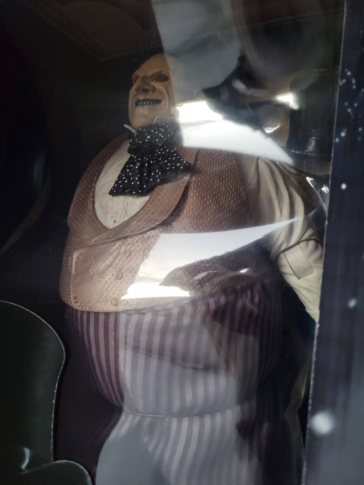 NECA Batman Returns Mayoral Penguin (Danny DeVito) 1/4 Scale Action Figure, 15 Inch customer photo 1