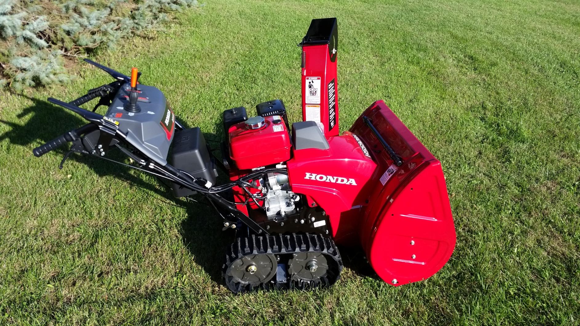 Honda HSS928 28-Inch Two Stage Snow Blower (HSS928AAT) | Track Drive and Auger Height Control, Clears Up to 1900 Pounds per Minute with 52-Foot Max Throwing Distance, Self-Propelled customer photo 1