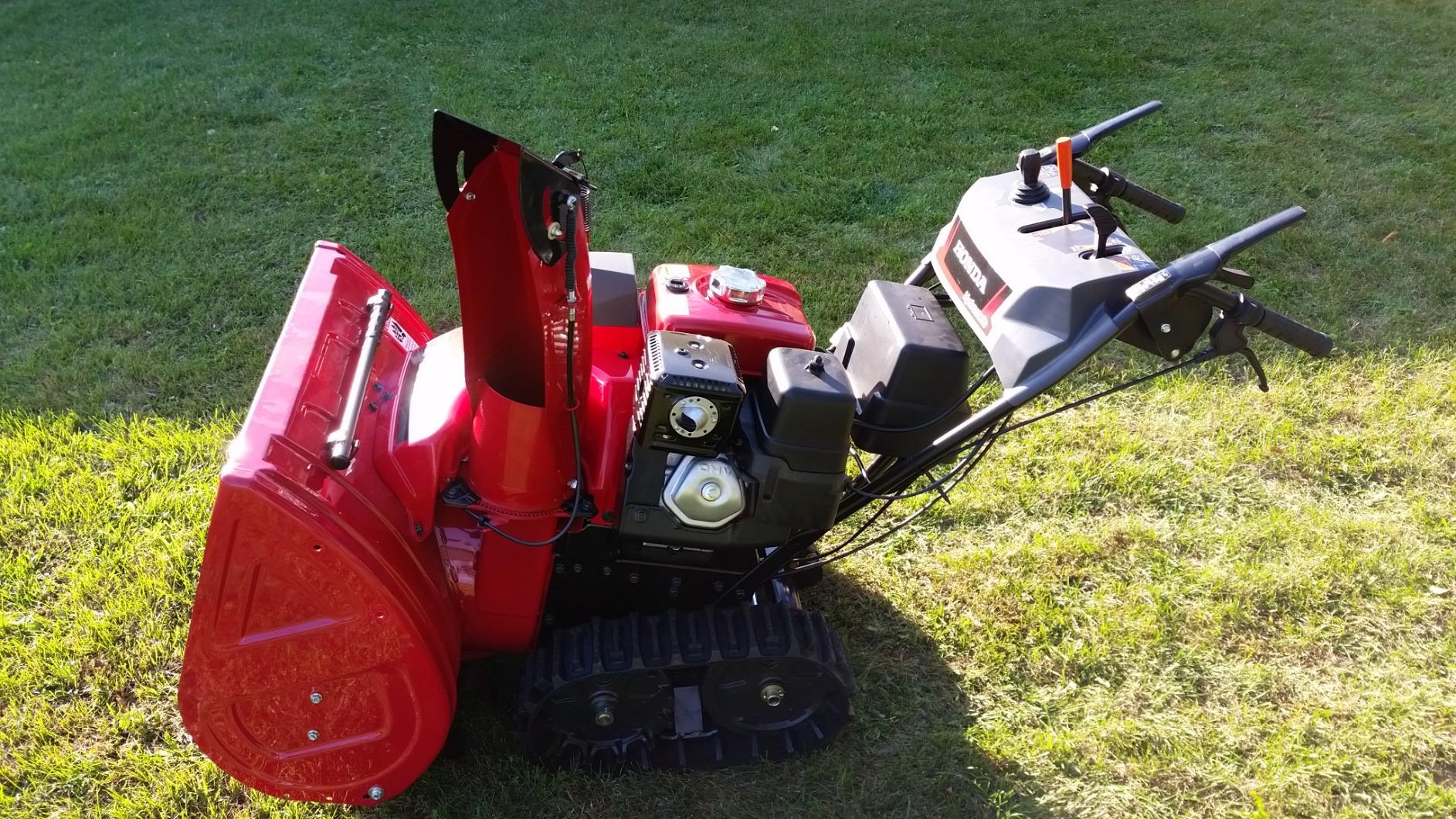 Honda HSS928 28-Inch Two Stage Snow Blower (HSS928AAT) | Track Drive and Auger Height Control, Clears Up to 1900 Pounds per Minute with 52-Foot Max Throwing Distance, Self-Propelled customer photo 2