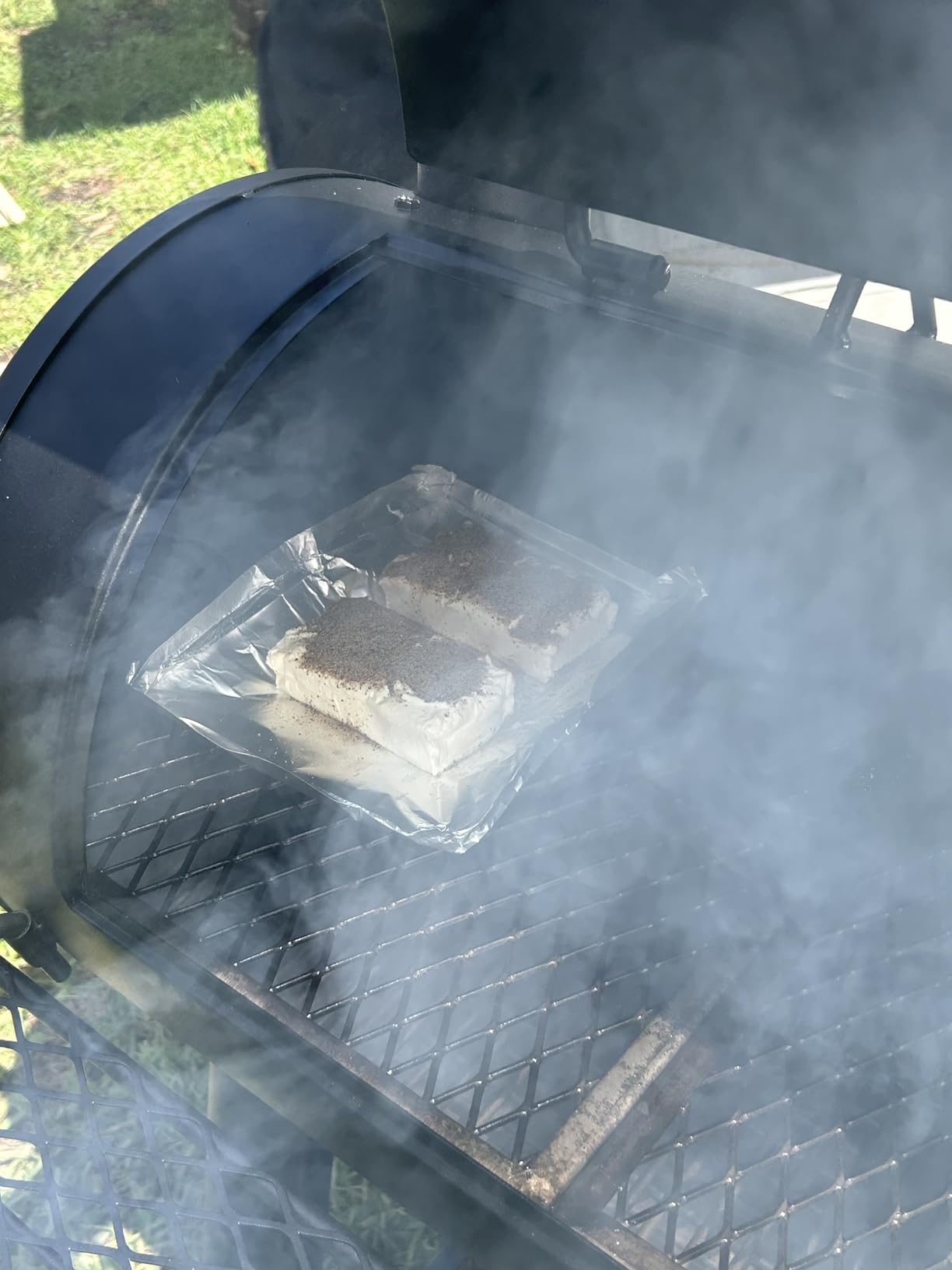 Char-Griller Competition Pro Barrel Grill and Offset Smoker, Includes Side Fire Box for Texas-Style Offset Smoking, Metal Cooking Grates, 1,010 Cooking Square Inches in Black, Model 2823 customer photo 1