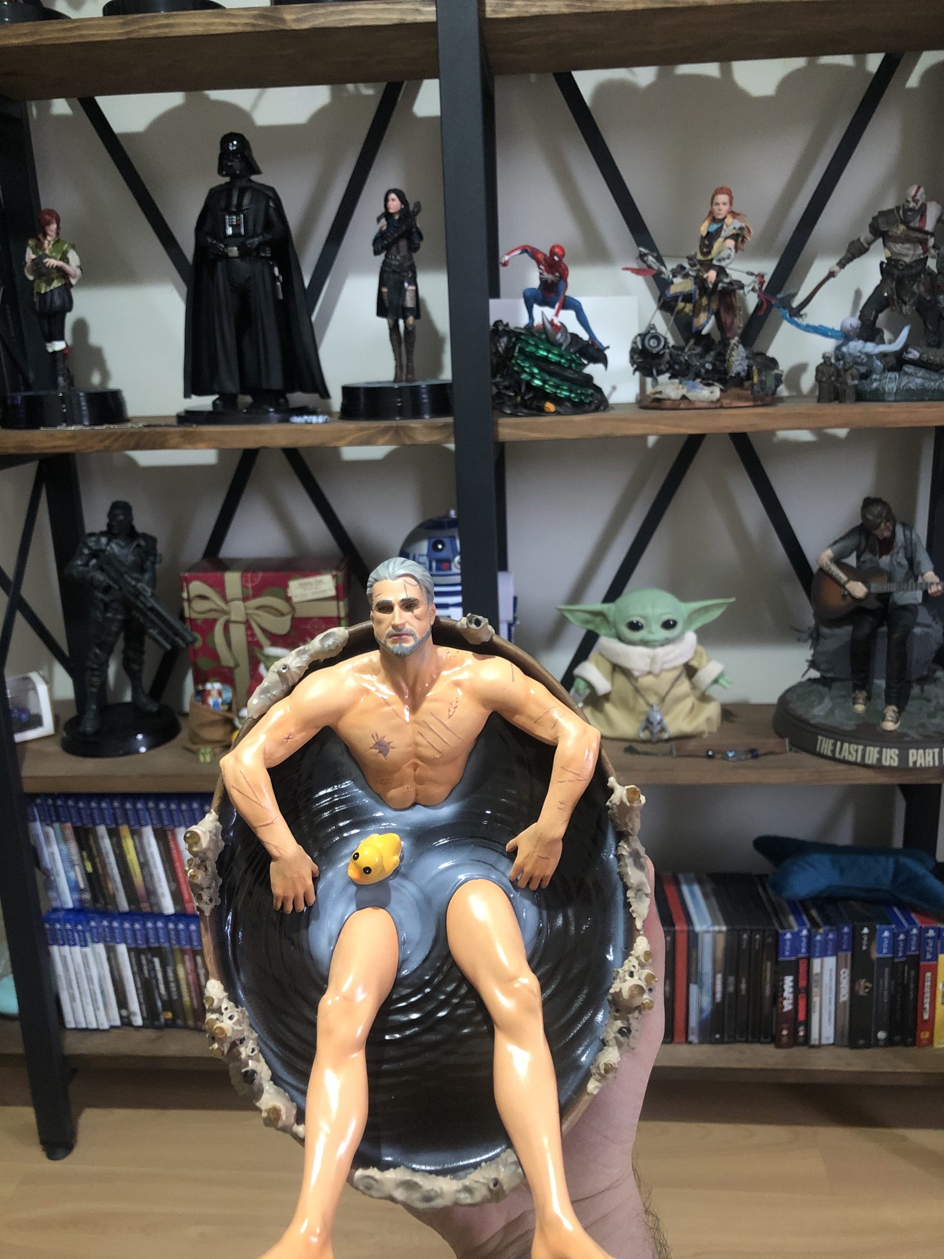 Dark Horse Deluxe The Witcher III: The Wild Hunt: Geralt in Bath Polyresin Statuette Brown customer photo 2