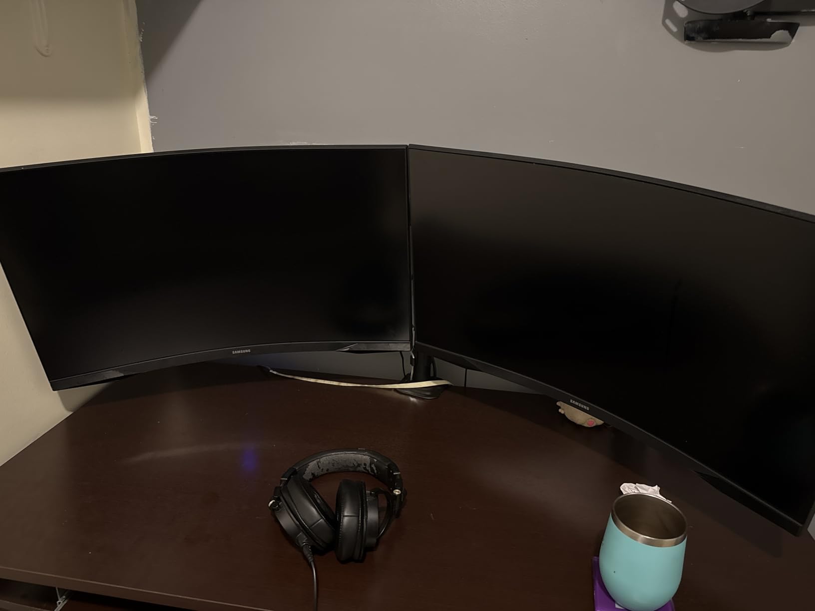 Samsung Odyssey G5 Series 27-Inch WQHD (2560x1440) Gaming Monitor, 144Hz, Curved, 1ms, HDMI, Display Port, FreeSync Premium (LC27G55TQWNXZA) customer photo 2