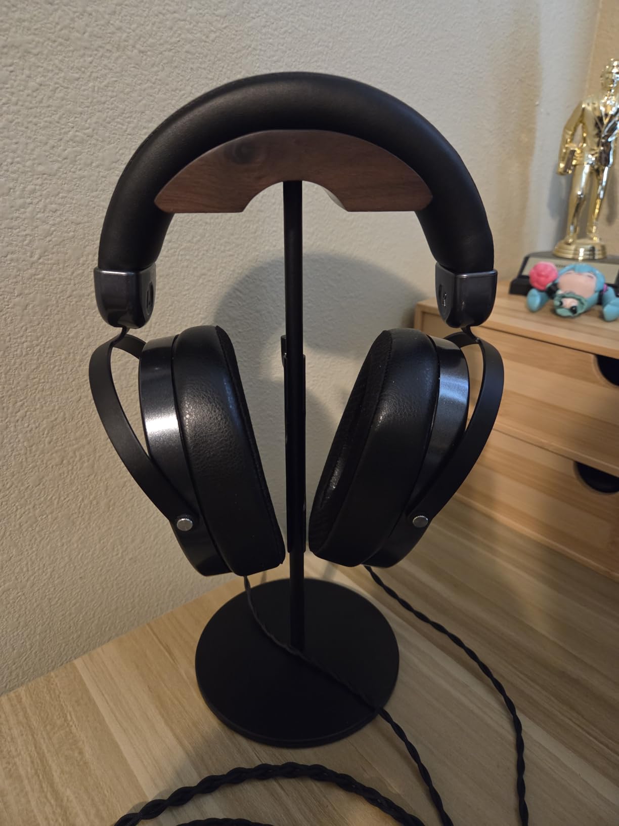 Headphone Stand, Walnut Wood & Aluminum Headset Stand, Nature Walnut Gaming Headset Holder with Solid Heavy Base for All Headphone Sizes (Gold) customer photo 1