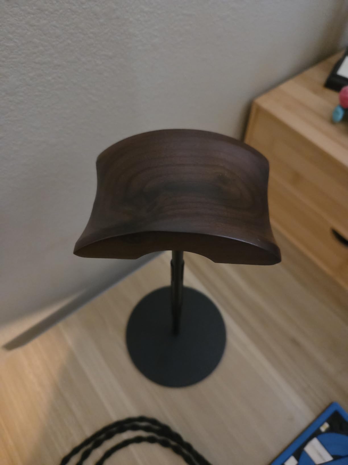 Headphone Stand, Walnut Wood & Aluminum Headset Stand, Nature Walnut Gaming Headset Holder with Solid Heavy Base for All Headphone Sizes (Gold) customer photo 2