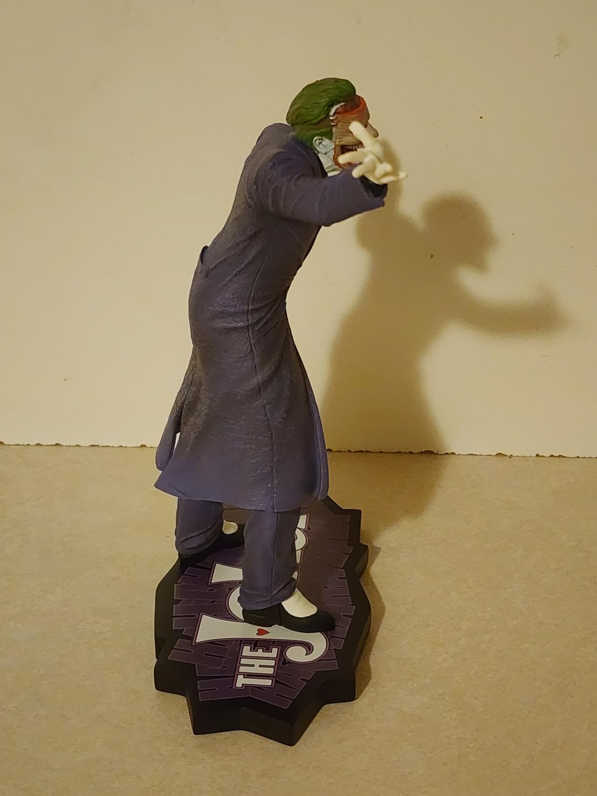 DC Direct Batman Black & White: Batman by Mike Mignola (Gotham by Gaslight) 1:10 Resin Statue customer photo 1