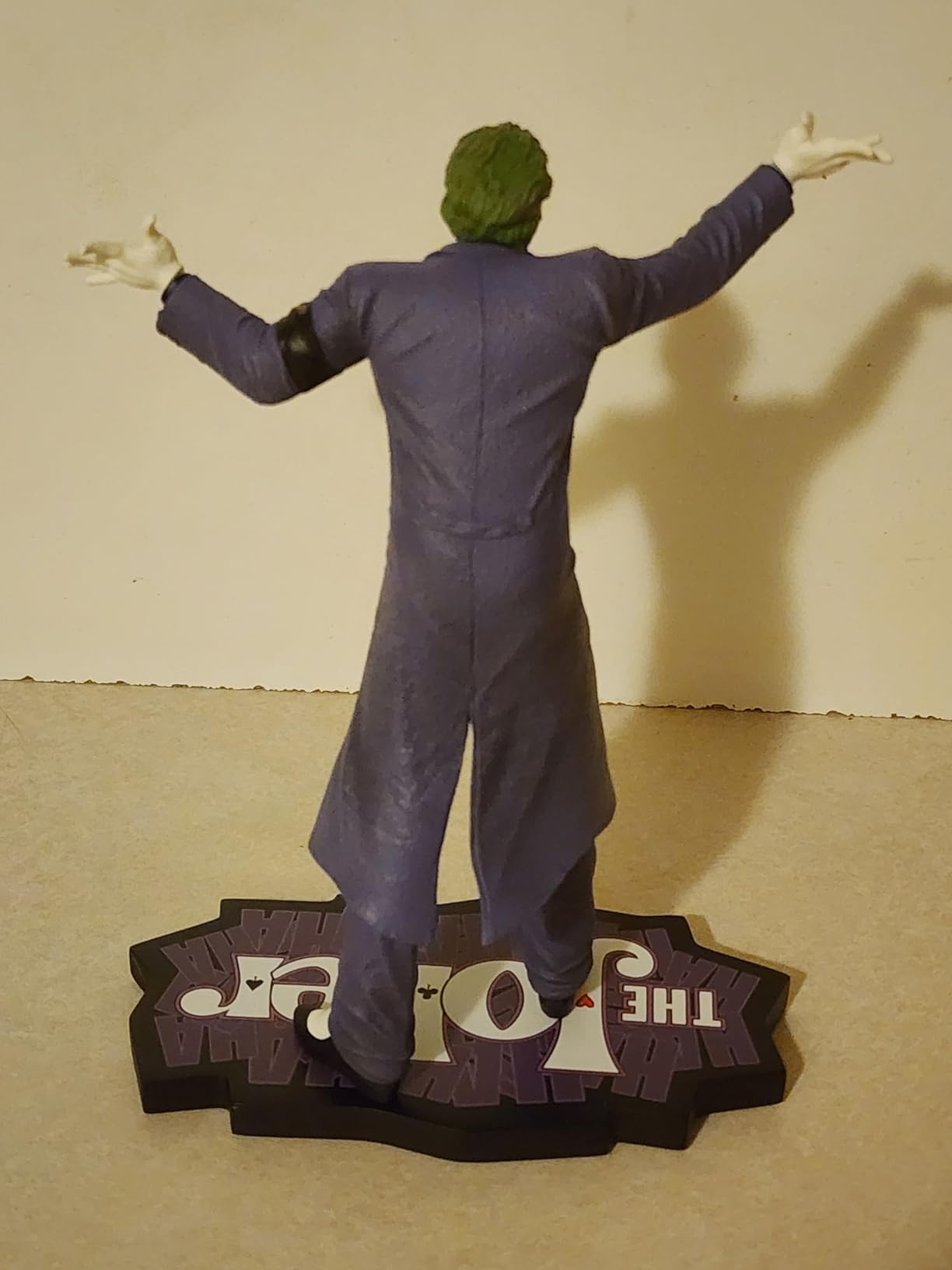 DC Direct Batman Black & White: Batman by Mike Mignola (Gotham by Gaslight) 1:10 Resin Statue customer photo 2