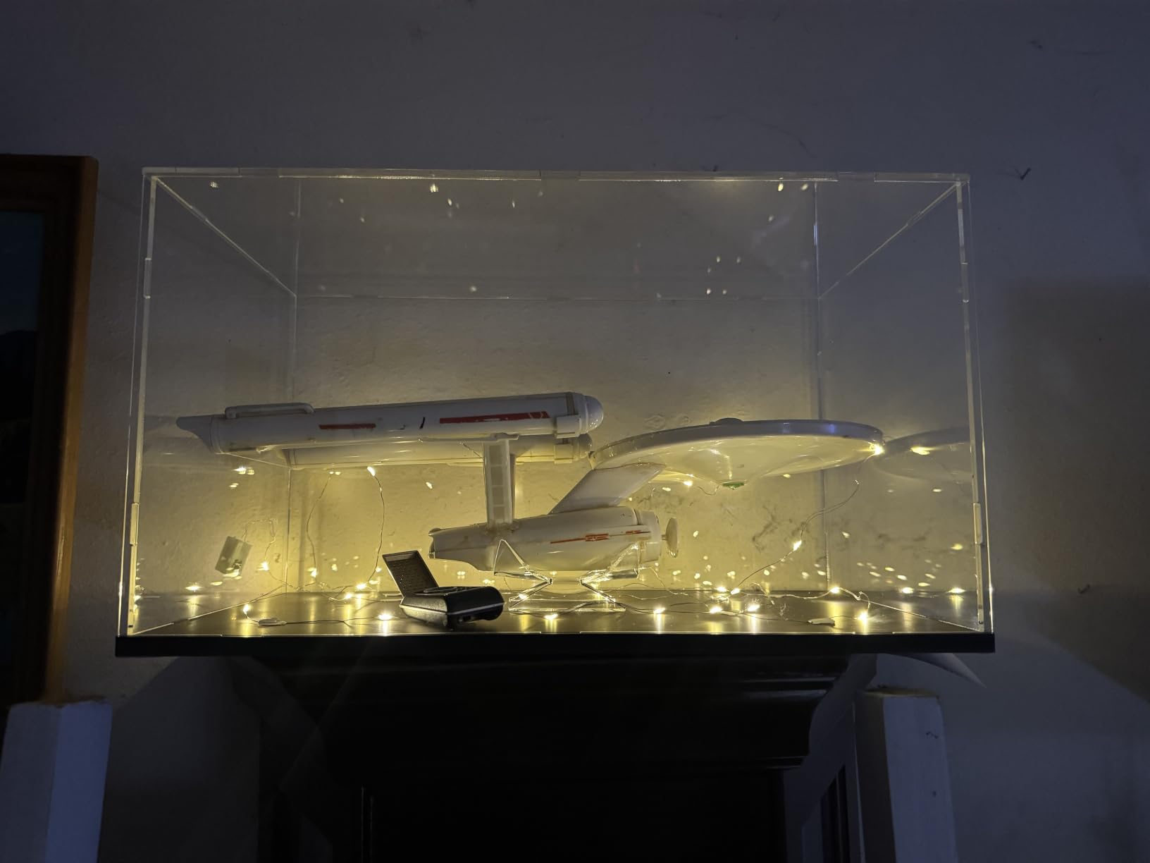 LANSCOERY Large Acrylic Display Case, 23.6 x 11.8 x 7.9 in, Upgraded Thickened UV-Resistant Showcase, 10mm Heavy Duty Matte Base, 98% Clarity Dustproof Box for Statues & Memorabilia customer photo 1
