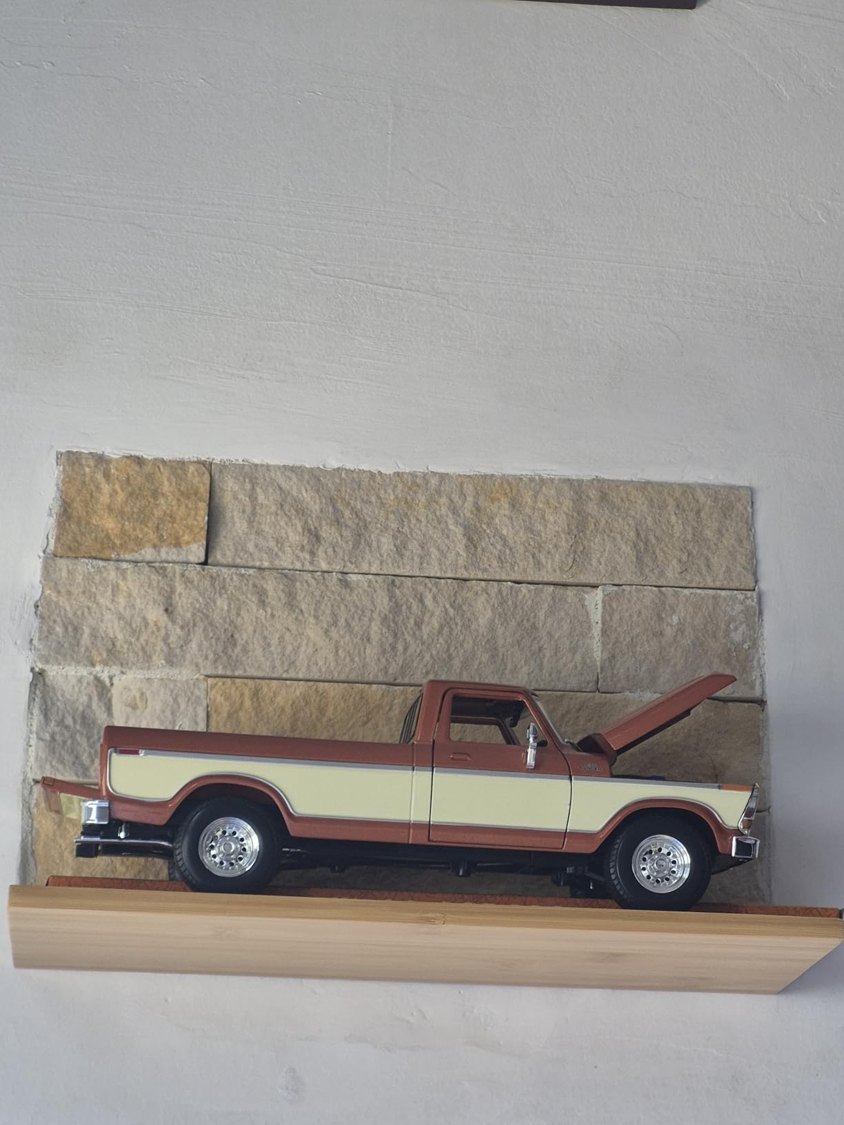 Maisto 1:18 Scale Model Compatible with Ford Replica Miniature Model Classic Vintage Collectible F150 Pick-up 1979 (Cream) customer photo 2