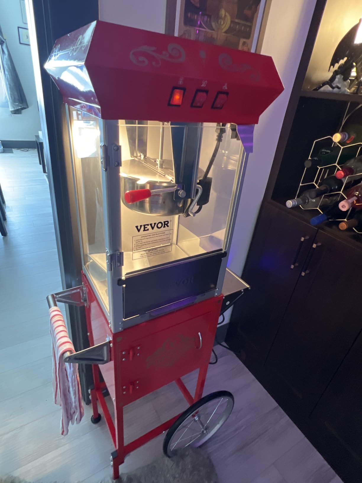 VEVOR Commercial Popcorn Machine, 8 Oz Kettle, 850 W Popcorn Maker on Wheels for 48 Cups per Batch, Theater Style Popper with 3-Switch Control Steel Frame Tempered Glass Doors customer photo 1