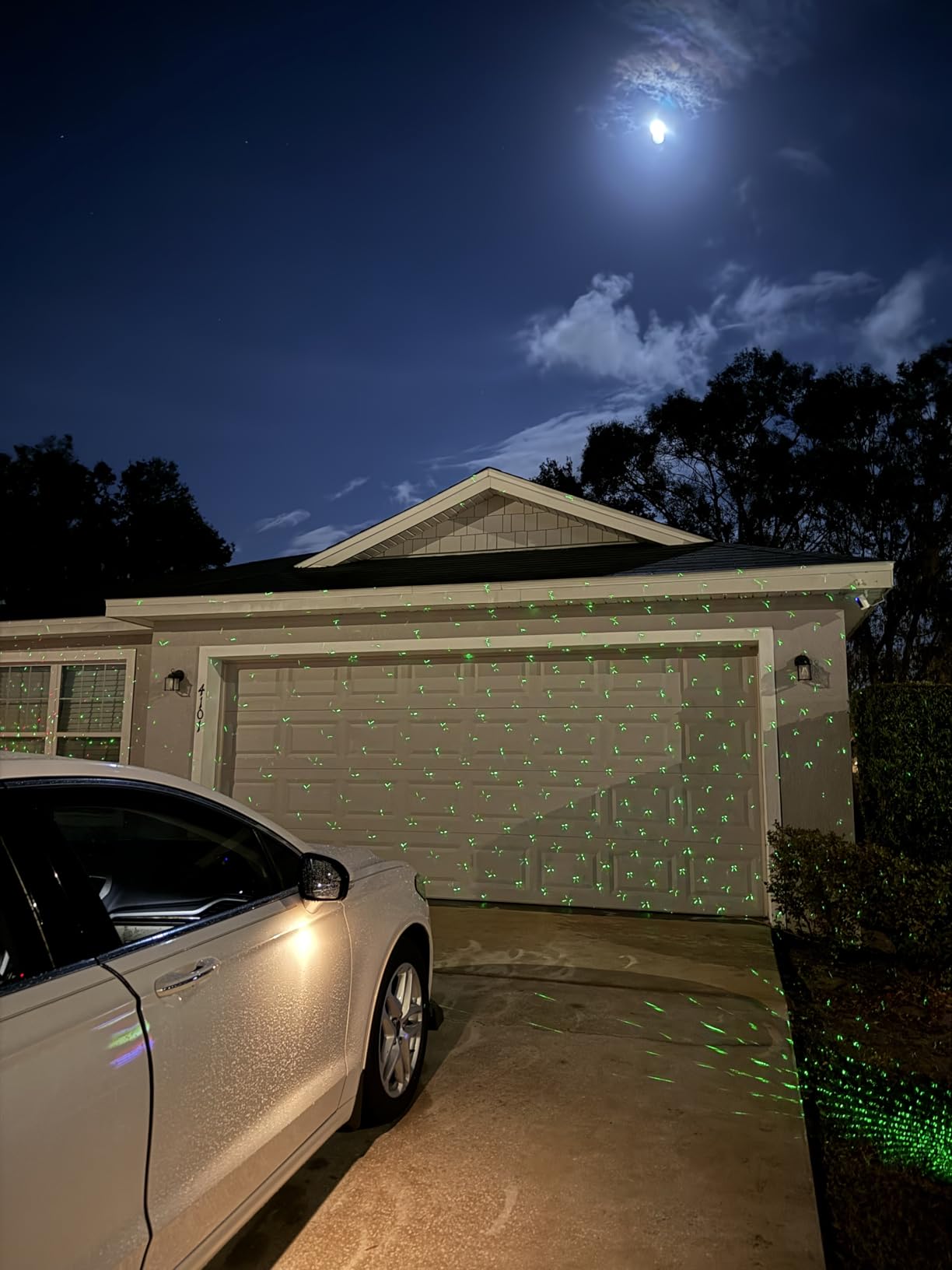 SUNFUCAN Laser Christmas Projector Lights Outdoor, Outdoor Garden Laser Light, Landscape Lights with Red and Green Stars, IP65 Waterproof, Cold Resistant customer photo 2