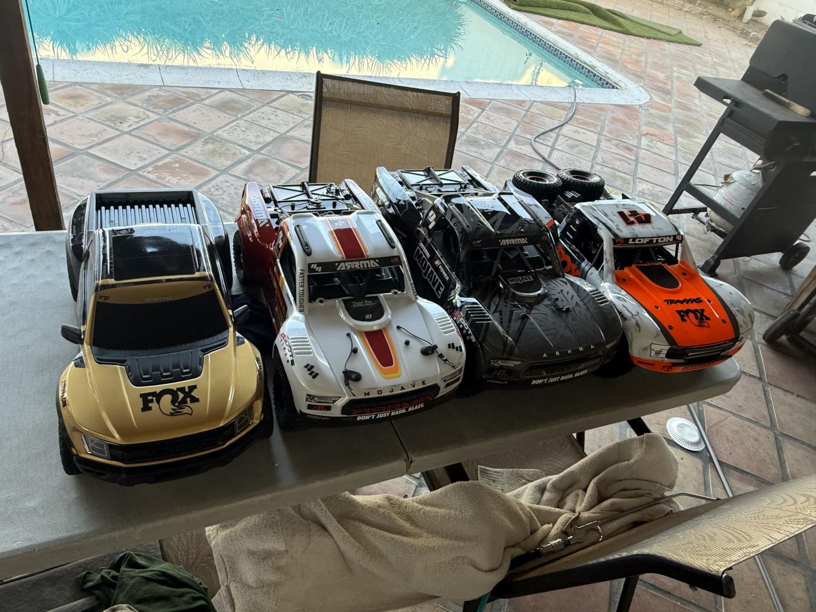 ARRMA Mojave RC Truck 4X4 4S BLX 1/8th Scale Desert Truck RTR, White/Red, ARA4404T1 customer photo 1