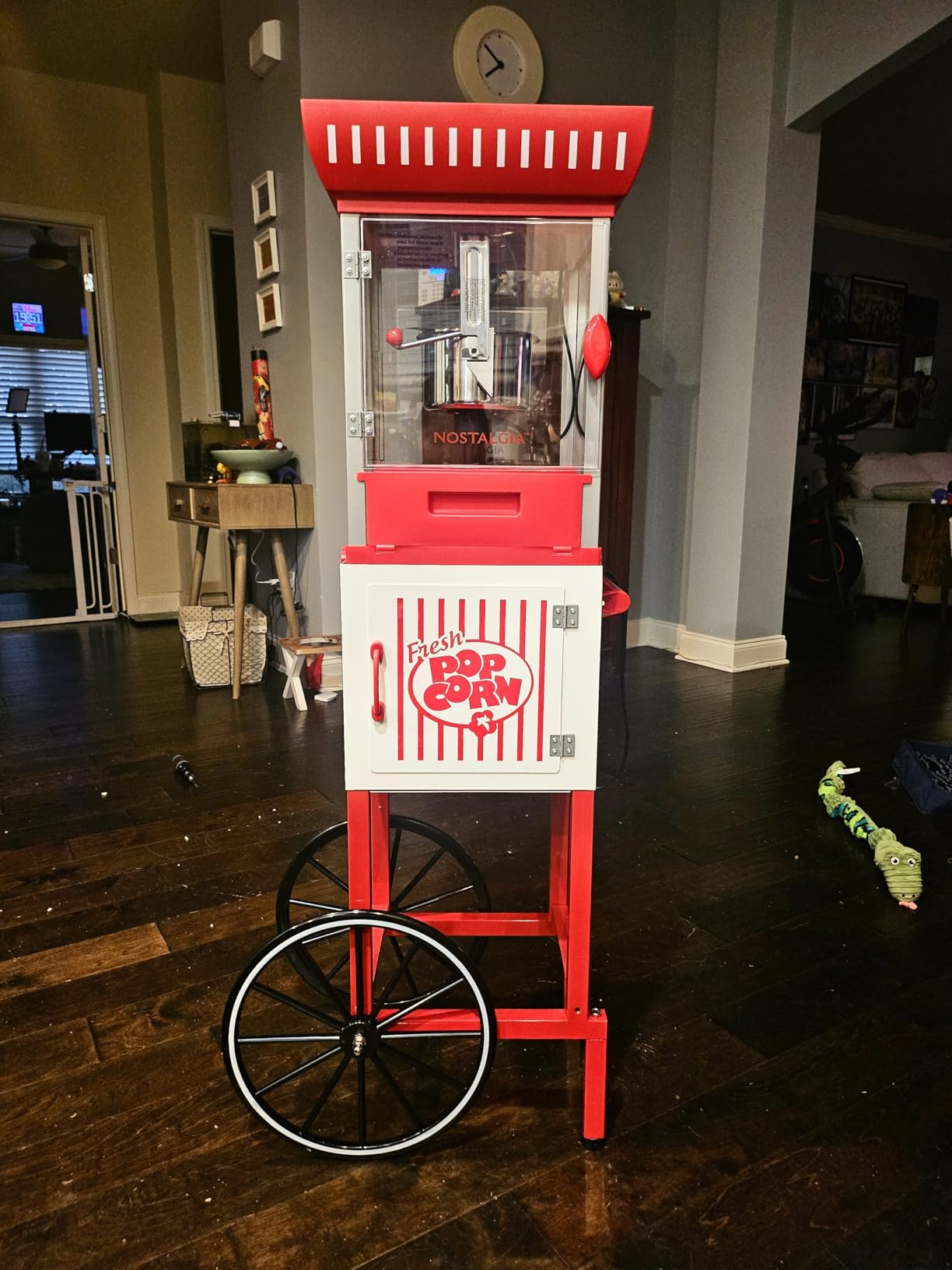 Nostalgia Popcorn Maker Machine - Vintage Theater Style Popcorn Cart With 2.5oz Stainless Steel Kettle, Makes Up To 10 Cups - Black customer photo 2