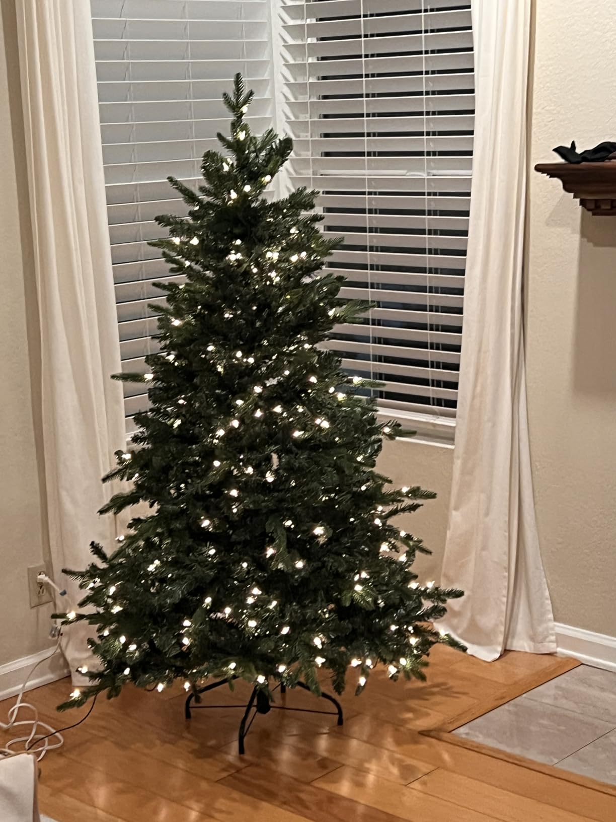 Treepool 7.5FT Prelit Artificial Christmas Tree, 2652 PE/PVC Tips, 550 Lights | Warm White Incandescent Lights, Full Realistic Shape, Premium Hinged Spruce Design, Foldable Base, Easy Setup customer photo 2
