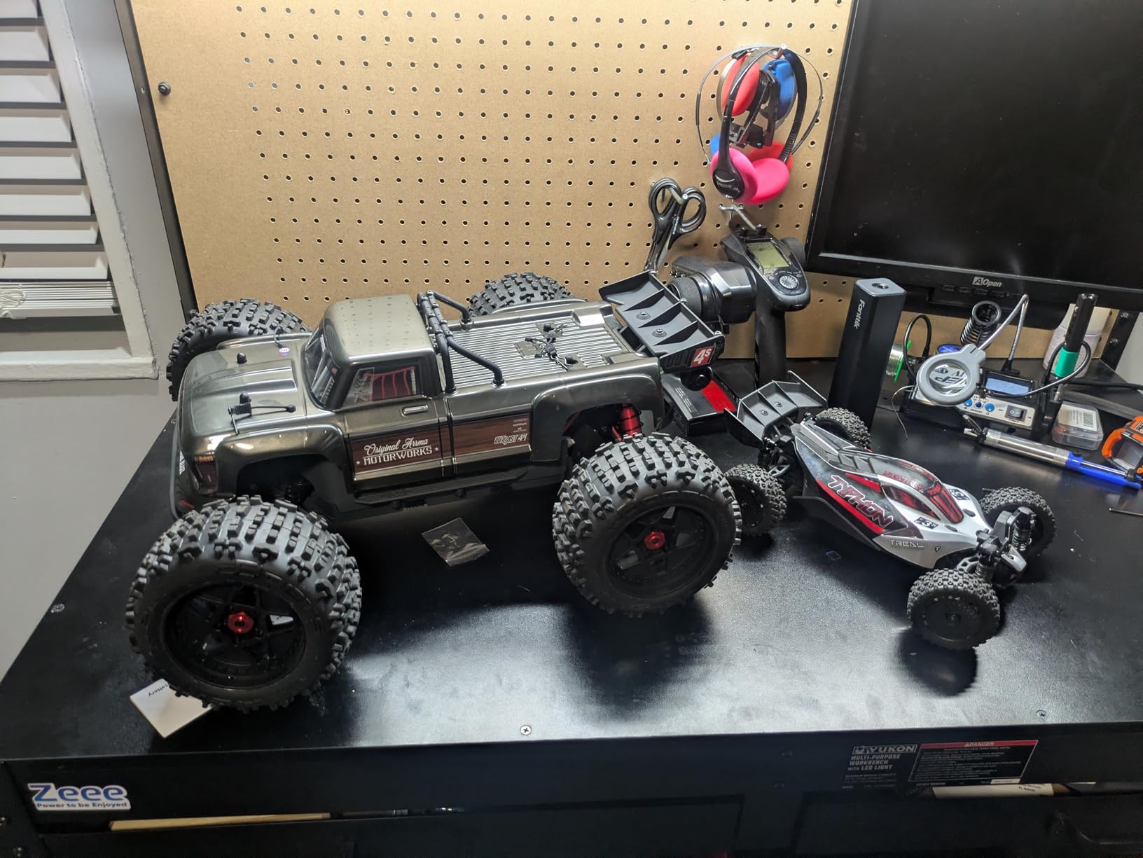 ARRMA RC Truck Outcast 4X4 4S BLX 1/10TH 4WD Stunt Truck RTR, Gunmetal, ARA4410V2T3 customer photo 2
