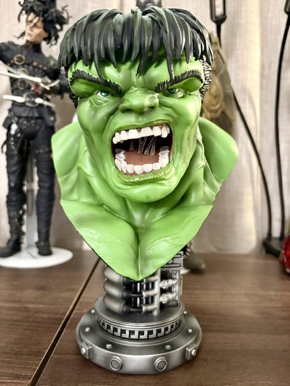 Marvel Legends in 3-Dimensions: Hulk 1:2 Scale Bust customer photo 1