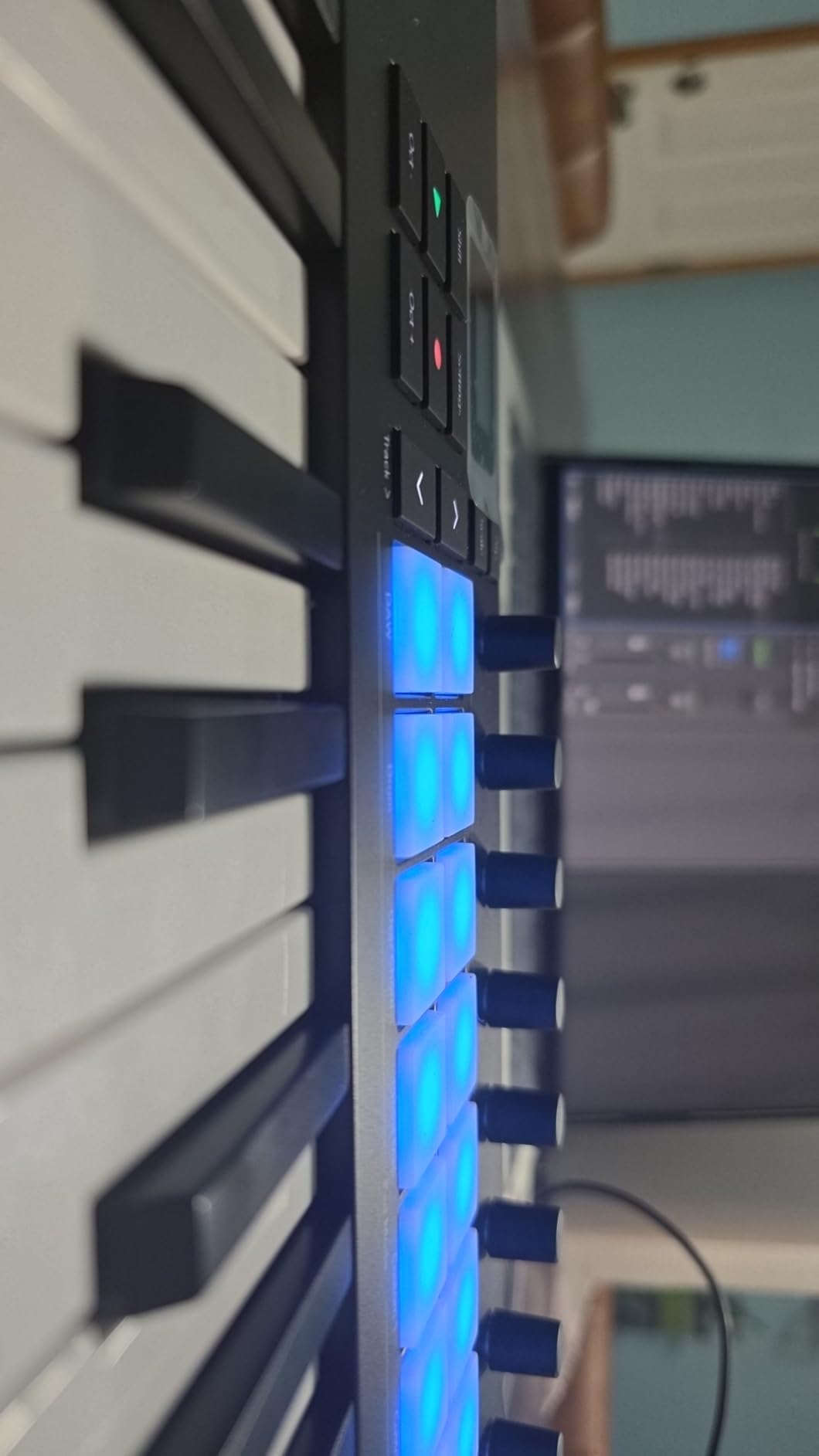 Novation Launchkey Mini 37 MK4 - Portable 37 Mini-Key USB MIDI Keyboard Controller with DAW Integration, Chord Mode, Scale Mode, Drum Pads, Arpeggiator customer photo 1