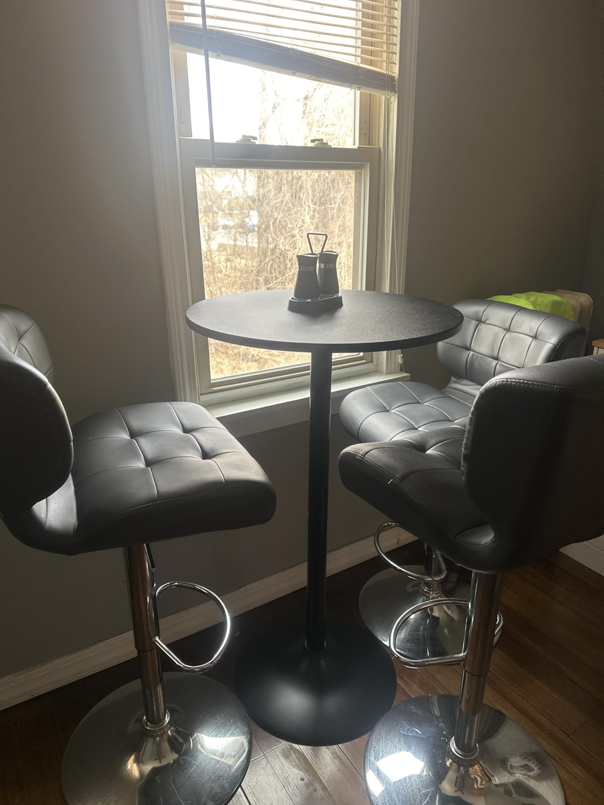 Shahoo Round Bar Table, Cocktail Table with Metal Base & MDF Top, Counter Height Pub Table for Dining Room, Living Room, Kitchen, Bar, Pub, Cafe, Black customer photo 1