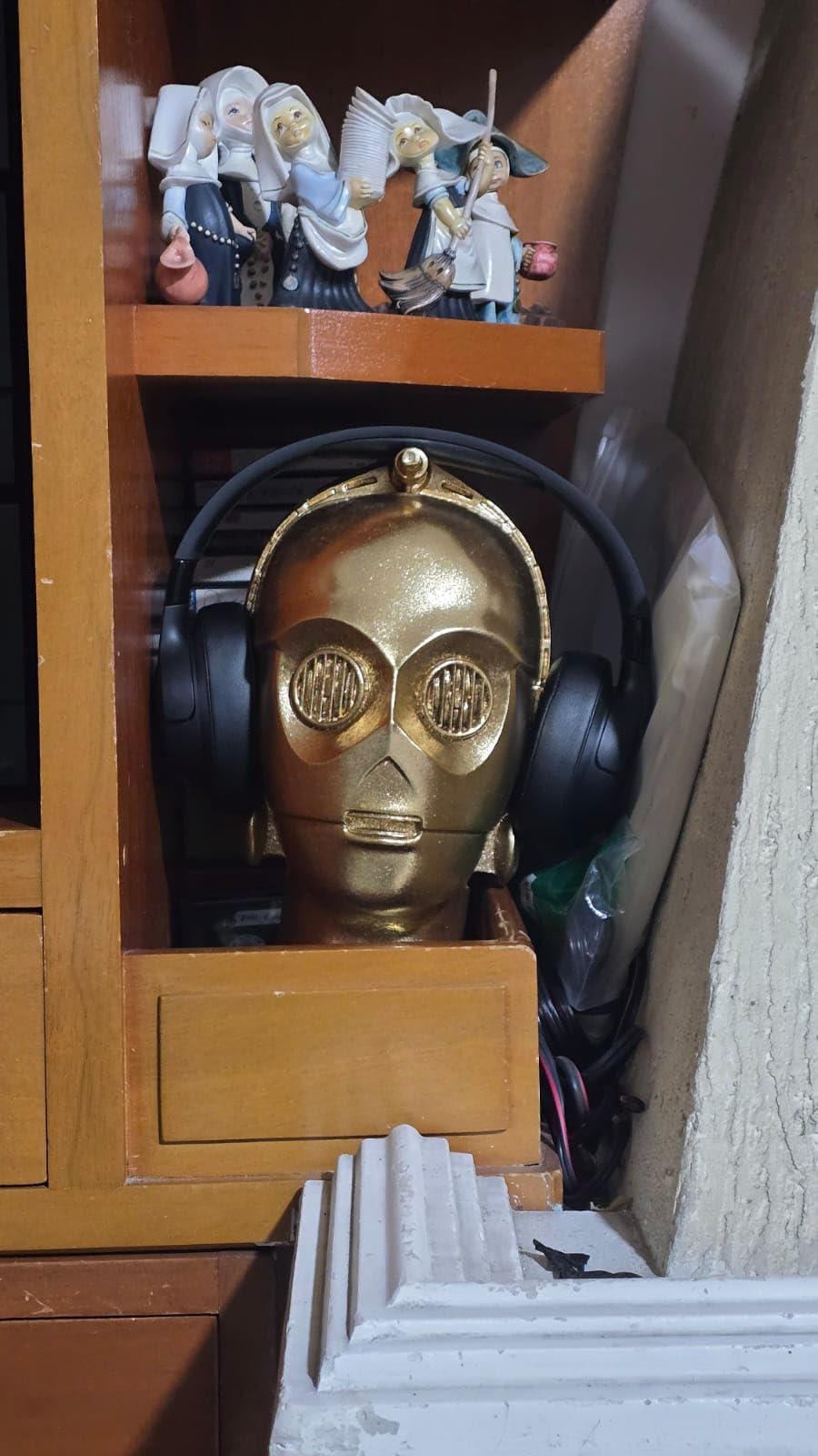 Desktop Headphone Stand, Suitable for Sennheiser, Bose, Beats, Razer, AirPod Max | Arch Bridge Design | Dust and Scratch Protection | Fashionable Retro Gaming Accessory customer photo 2