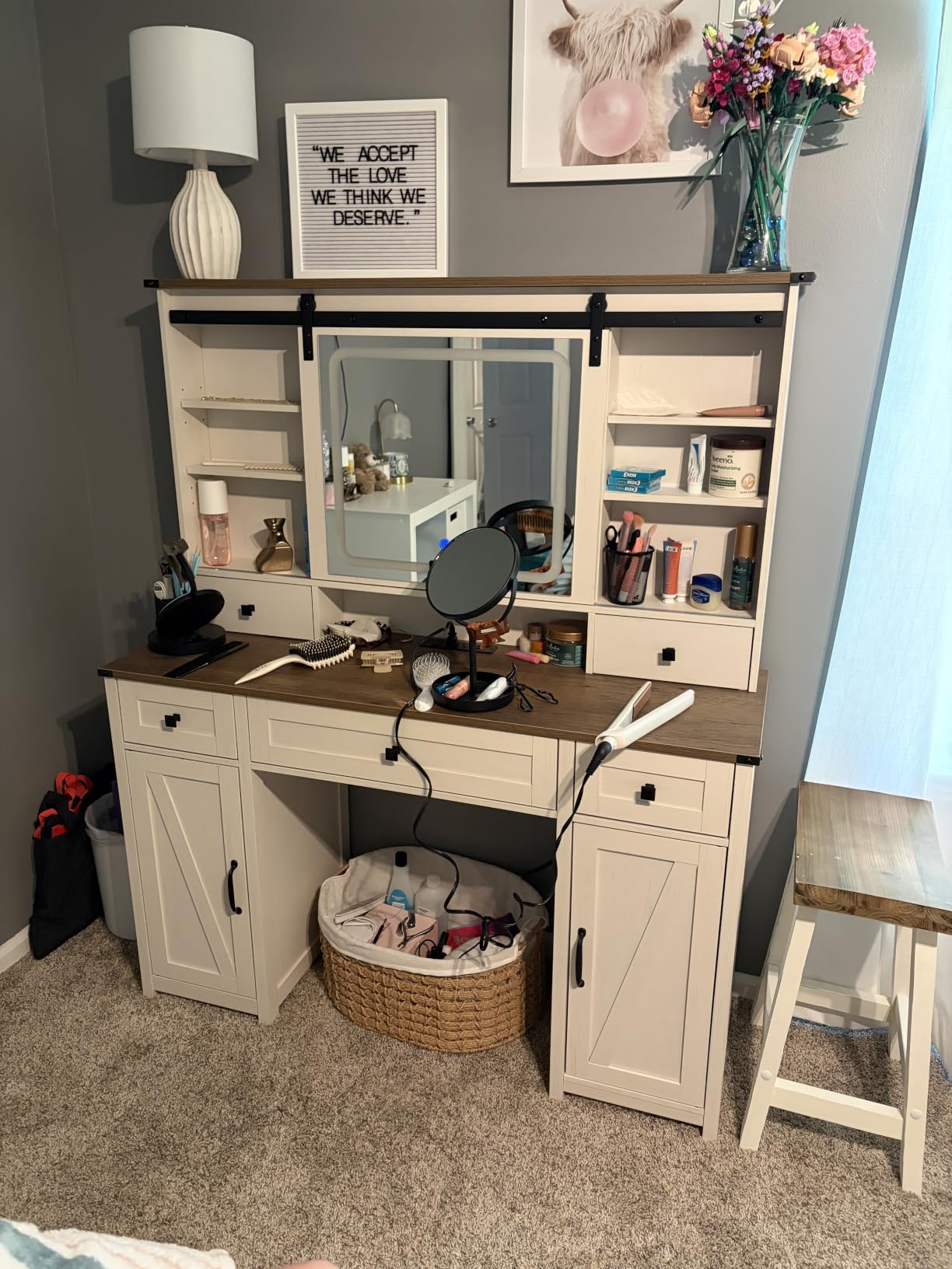 AOGLLATI Farmhouse Vanity Desk with Mirror and Lights, Makeup Vanity Set with Lights & Jewelry Cabinet & 5 Drawers, Vanity Table with Charging Station, Hidden Storage Space for Bedroom, Brown customer photo 1