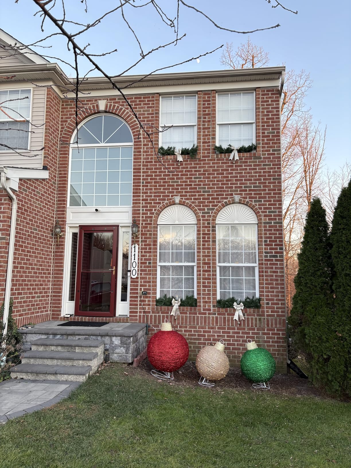 3Pcs 3FT Lighted Christmas Ornament Set Expandable Outdoor, Indoor Holiday Decor with 290 LED Lights, Easy Assembly & Weatherproof, Red & Green & Gold Light-Up Ball customer photo 1