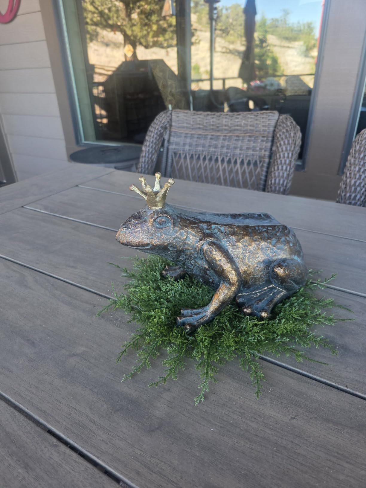 Crouching Frog Prince Garden Statue, Yard Decorations Outdoor Decor, Weather-Resistant Animal Figurines & Sculptures for Patio & Porch, 11.5