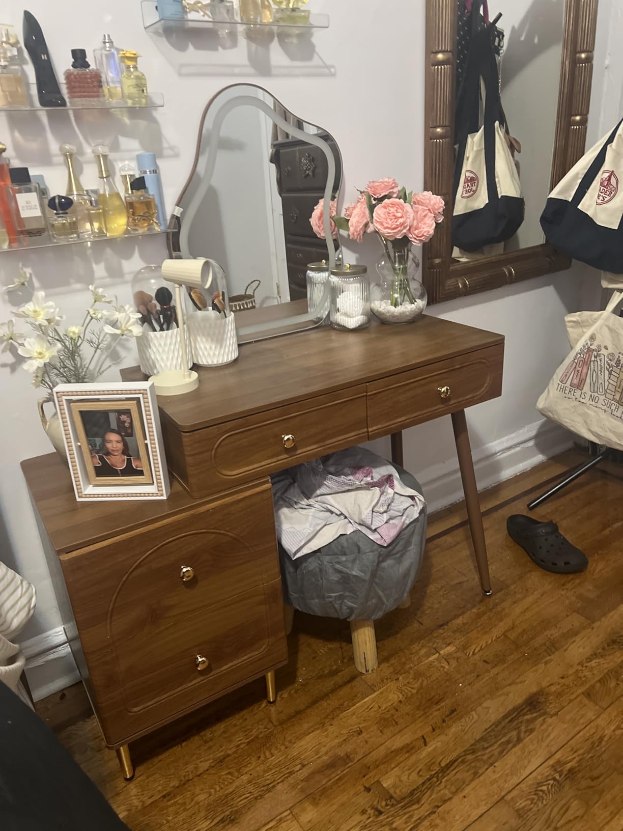 Chrangmay Walnut Stylish Corner Makeup Vanity Table, Vanity Desk with Lighted Mirror and 4 Spacious Drawers, Bedroom Essential Dressing Table with Nightstand, Modern Minimalist Writing Desk for Girls customer photo 1