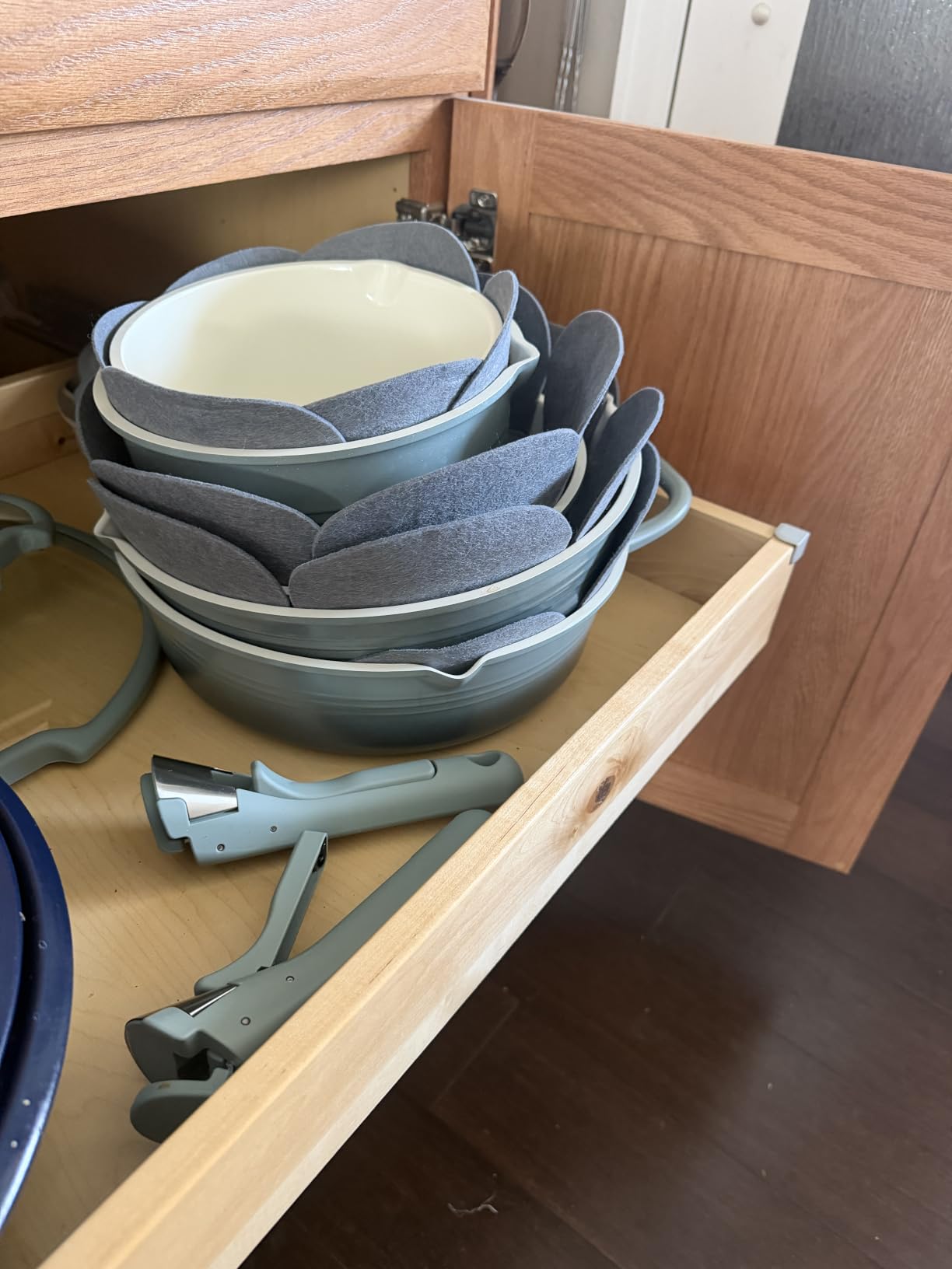 CAROTE 20pcs Titanium Cookware Set, Pots and Pans Set Detachable Handle | Non-Stick, Non-Toxic, PFAS and PFOA Free, Induction Compatible, Dishwasher & Oven Safe, Space Saving, Camping Cooking, Green customer photo 1