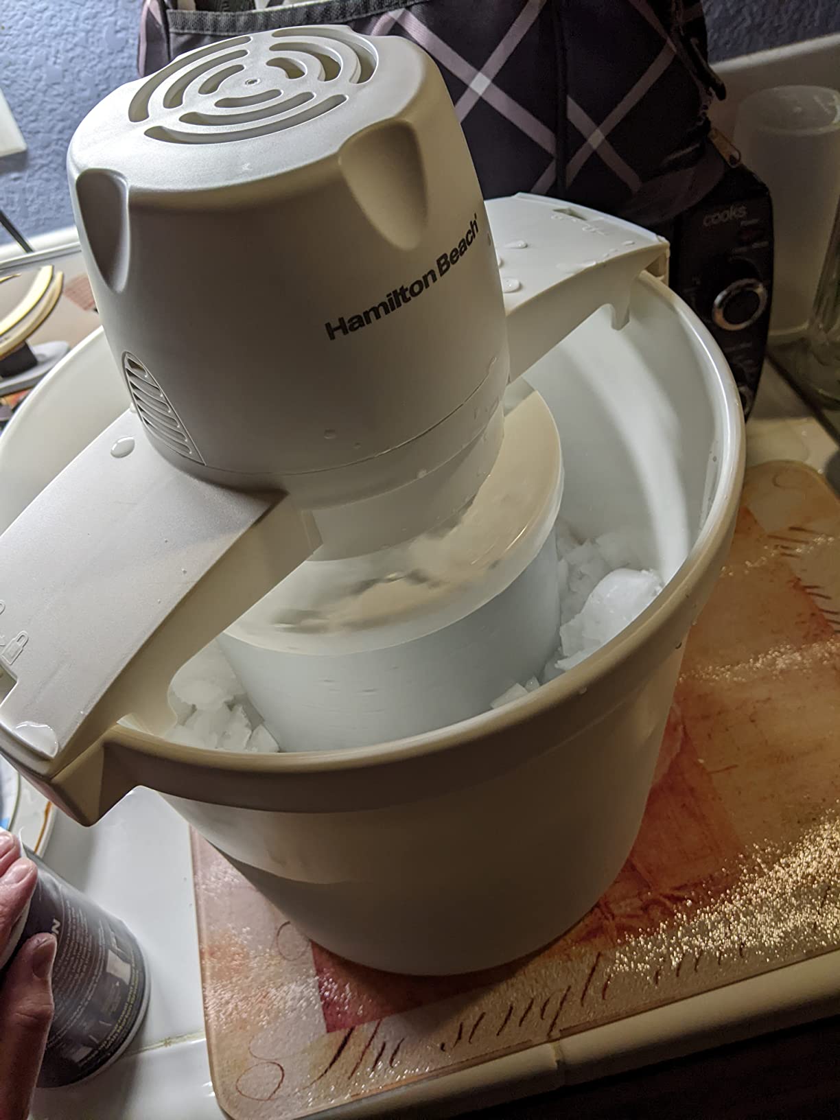 Hamilton Beach 4-Quart Automatic Electric Ice Cream Maker & Frozen Yogurt Machine, Makes Sorbet, Sherbet, Gelato, Custard, White (68330N) customer photo 1