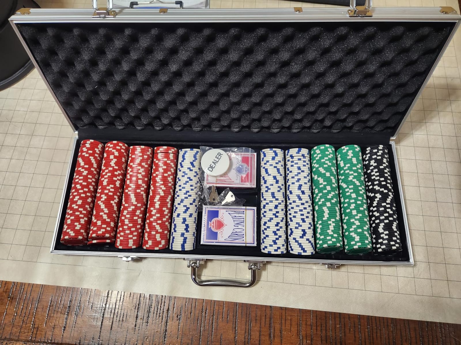 Trademark Poker 11.5g Poker Set with Cards, Buttons, Carrying Case, and 500 Poker Chips customer photo 1