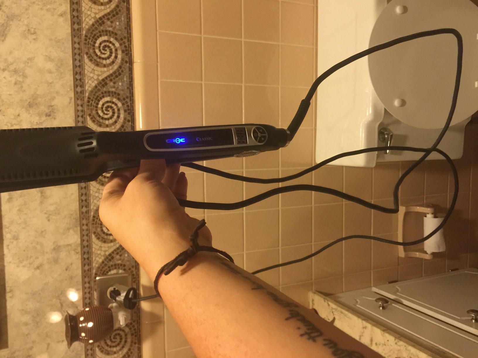 Croc Classic Silver Titanium Flat Iron Hair Straightener, 1.5 Inch customer photo 1