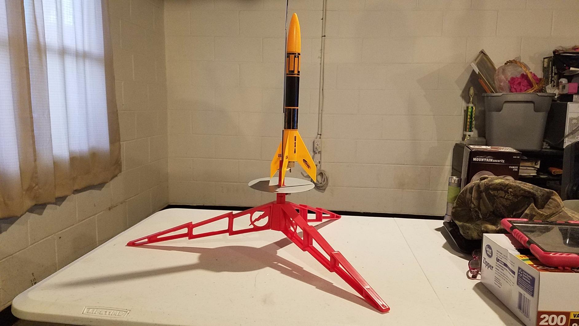 Estes 1427 Alpha III Rocket-Building Kit, Beginner Flying-Rocket Model Kit for Ages 10+, Includes Launch Pad and Controller customer photo 1