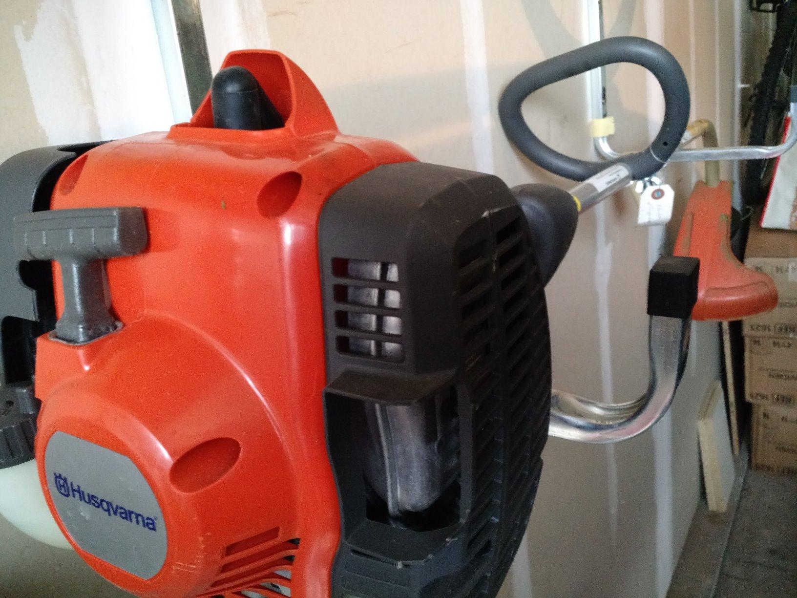 Husqvarna 122C String Trimmer with Tap N' Go Trimmer Head, 22-cc 2-cycle gas weed wacker with 17-inch curved shaft, Smart Start technology customer photo 1