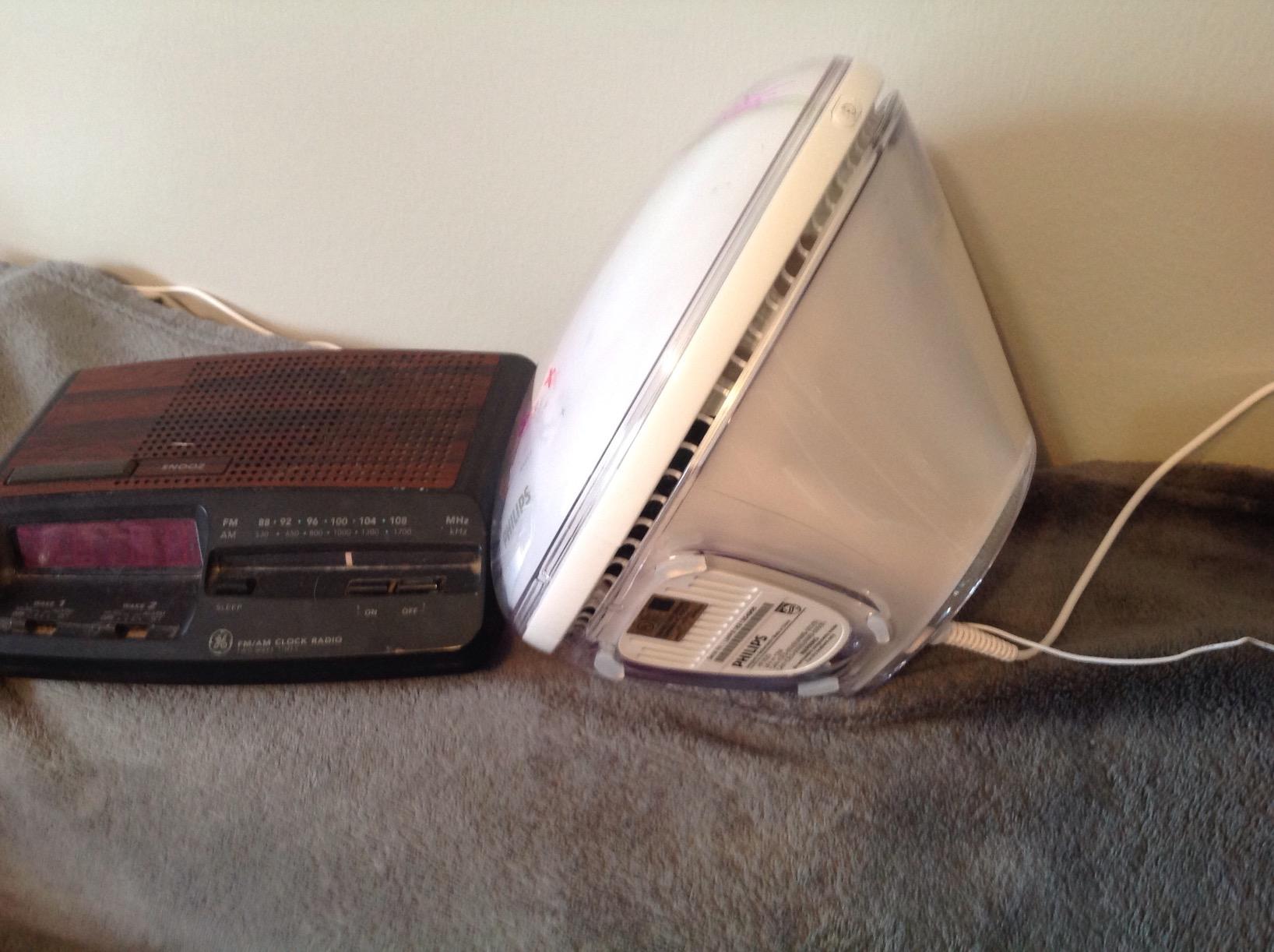 Philips SmartSleep Wake-up Light, Colored Sunrise and Sunset Simulation, FM Radio & Reading Lamp, HF3520/60 customer photo 2