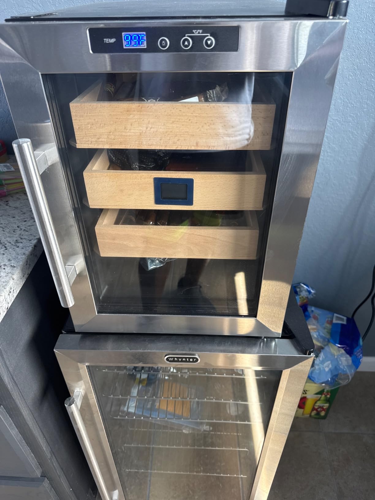 Clevelander Thermoelectric Cooler Humidor - Up to 250 Capacity - Color: Black w/Stainless Steel Door customer photo 1