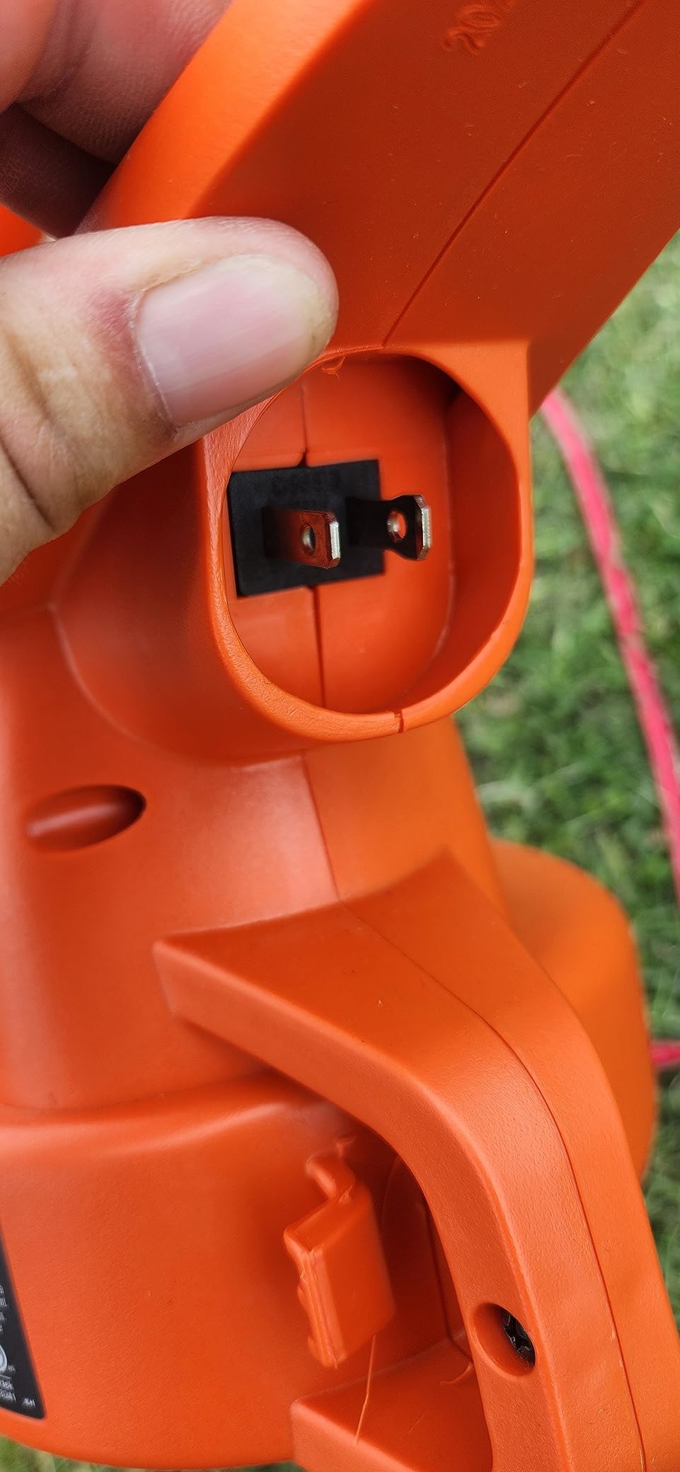 BLACK+DECKER Electric Leaf Blower, Handheld, 180 MPH 180 CFM, 7-Amp, Corded (LB700) customer photo 2