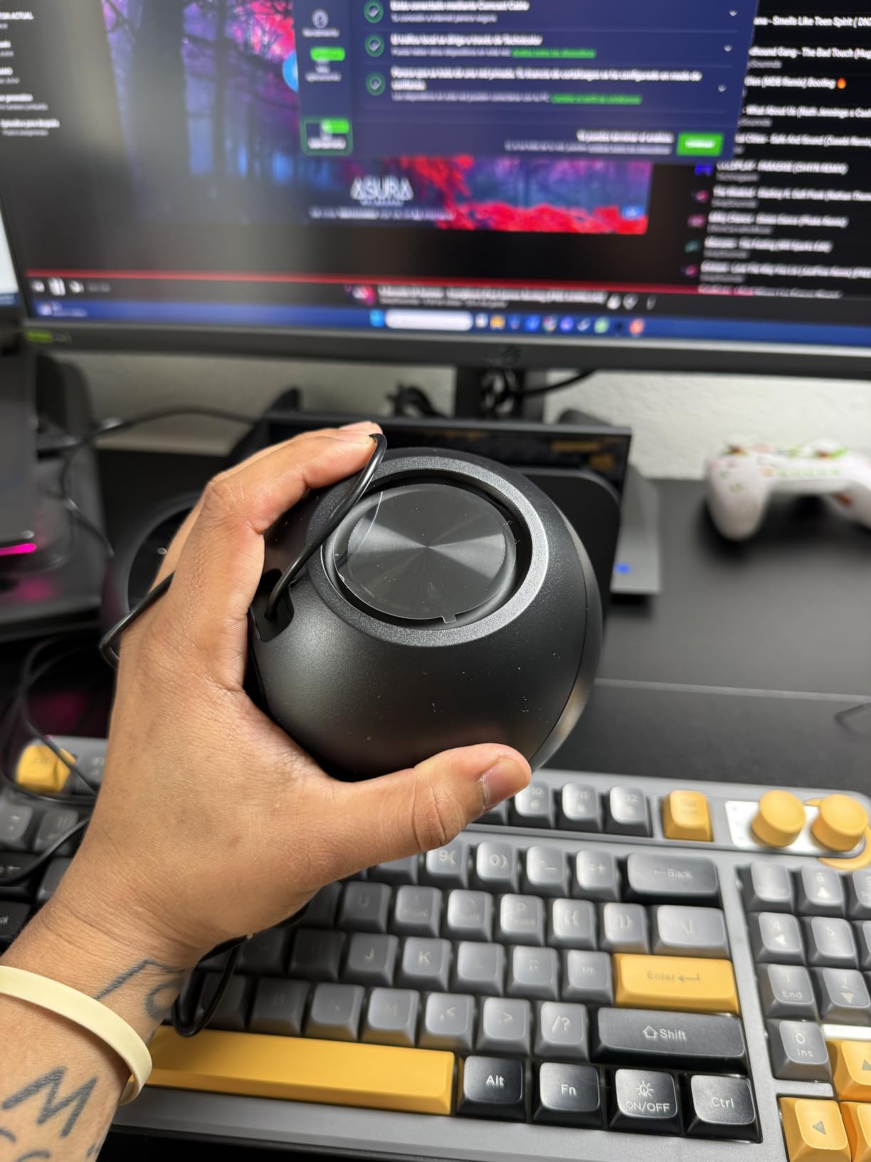 Creative Pebble 2.0 USB-Powered Desktop Speakers with Far-Field Drivers and Passive Radiators for PCs and Laptops (White) customer photo 2