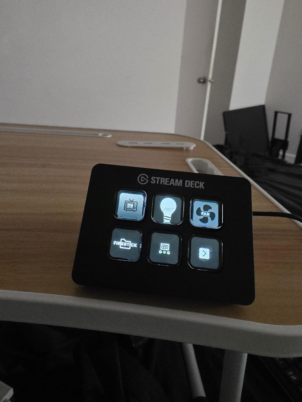 Elgato Stream Deck Mini, 6 Customizable LCD Macro Keys | Compatible with Zoom, Teams, Office, Adobe apps and more, Drag-and-drop setup, Multi-action sequencing, Works Mac and PC customer photo 1