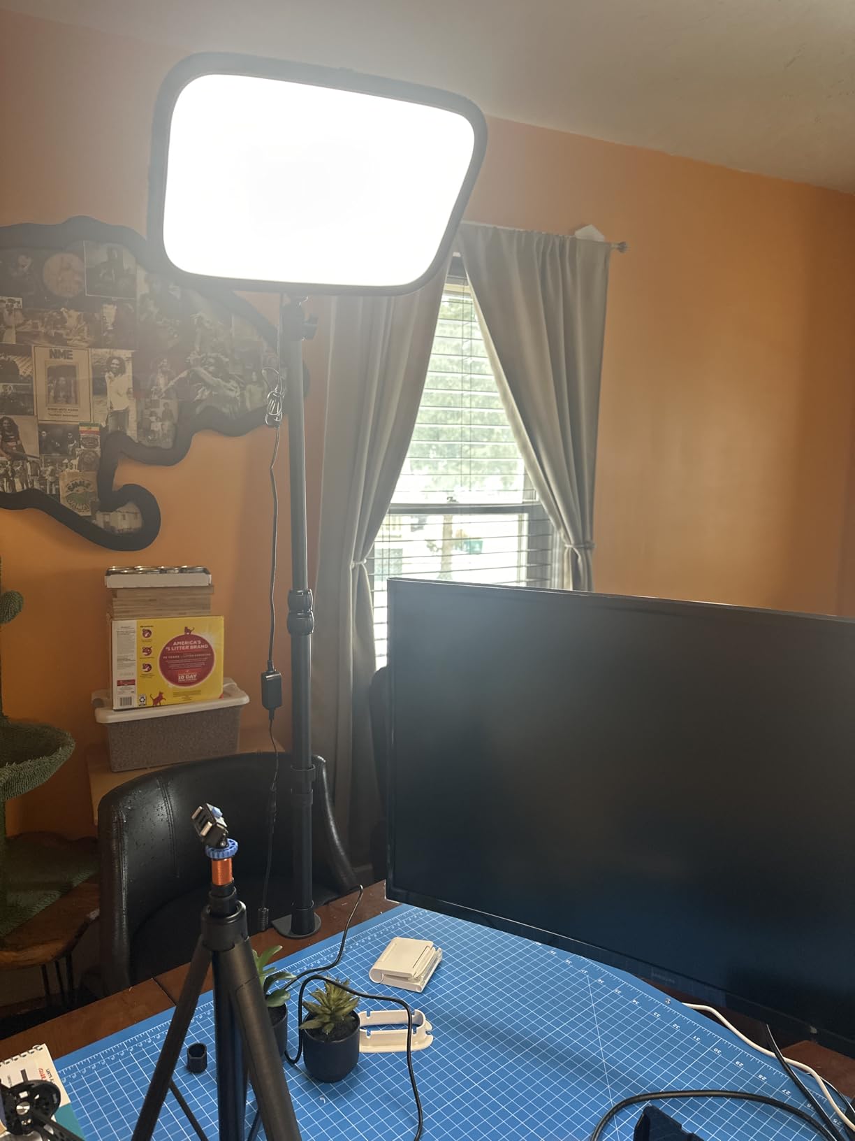 Elgato Key Light, Professional 2800 Lumens Studio Light | Wi-Fi enabled app control, 2900-7000K color temperature, 160 OSRAM LEDs, Opal glass diffusion, Desk clamp included customer photo 2