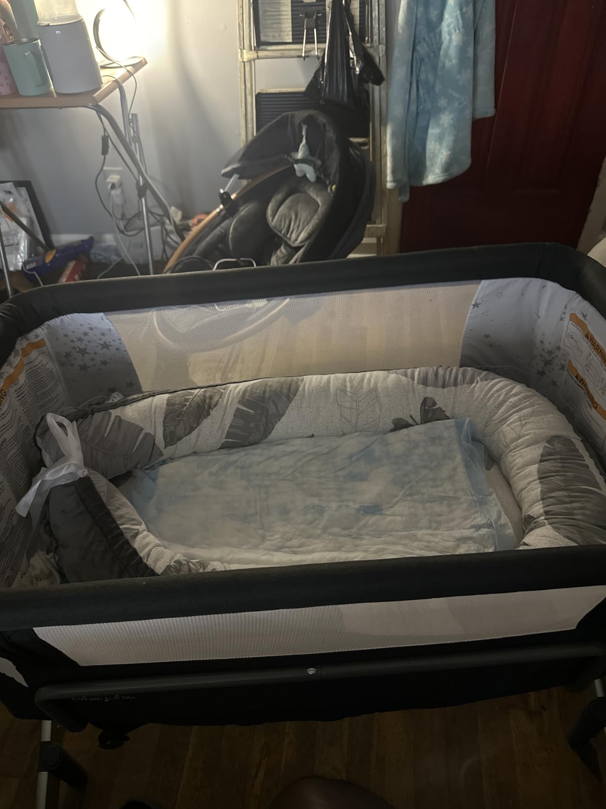 Dream On Me Skylar Bassinet and Bedside Sleeper, Adjustable Heights, Breathable Mesh Sides, Plush Mattress Pad, Wheels with Safety Locks & Tool-Free Assembly, Compact Fold & Travel Bag - Grey customer photo 1
