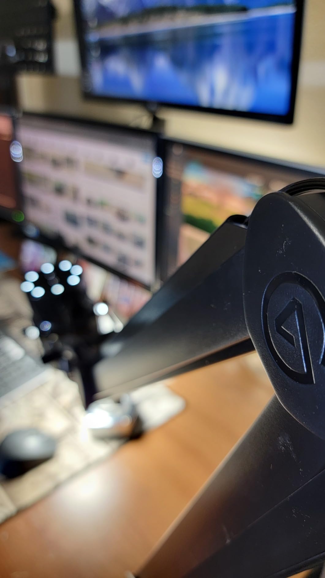 Wave Mic Arm High Rise, Broadcasting Boom Arm | 750mm vertical reach, Internal springs, Integrated cable channels, Custom counterweight, Desk clamp included customer photo 2