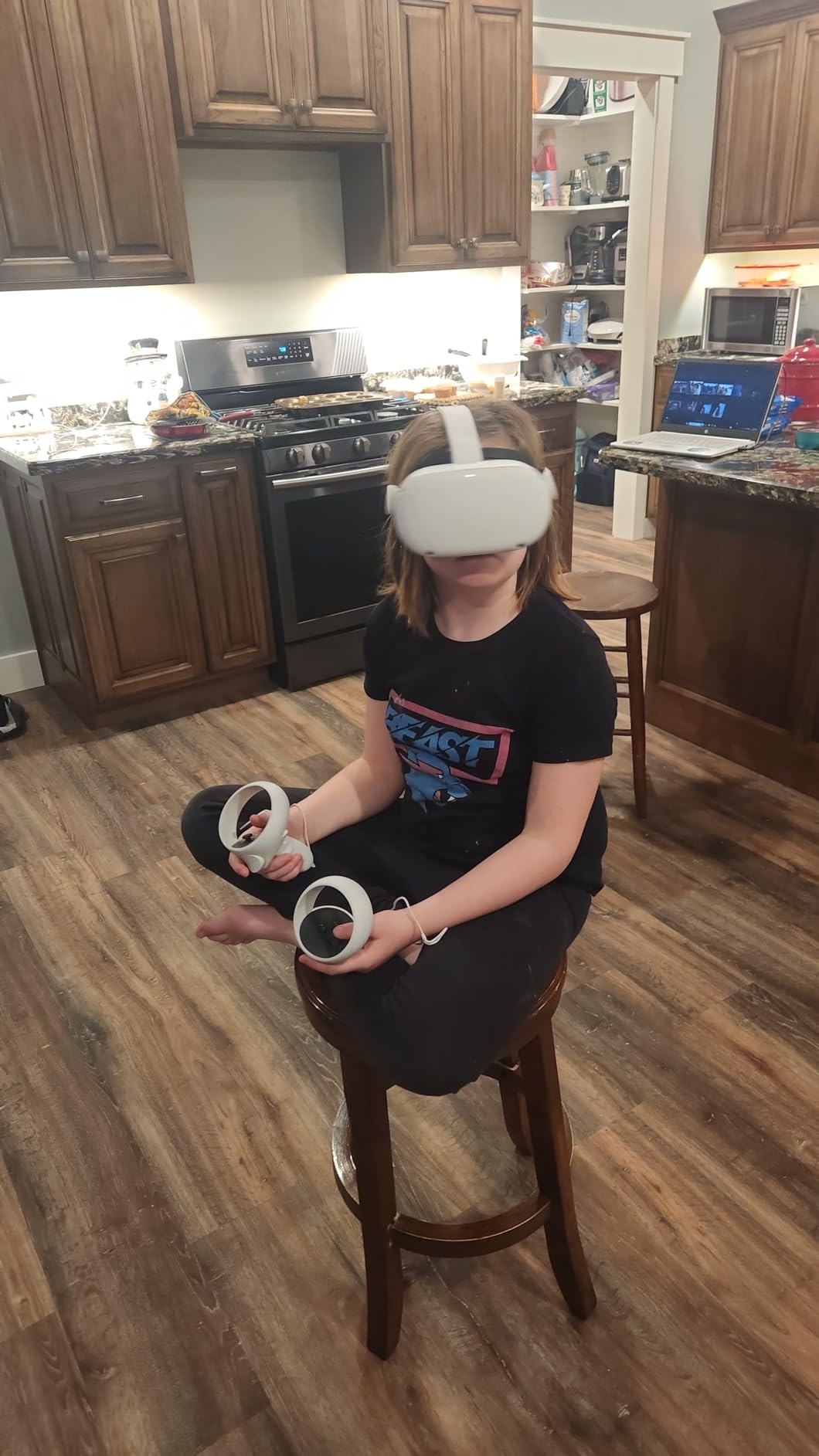 Meta Quest 2 — Advanced All-In-One Virtual Reality Headset — 256 GB customer photo 2