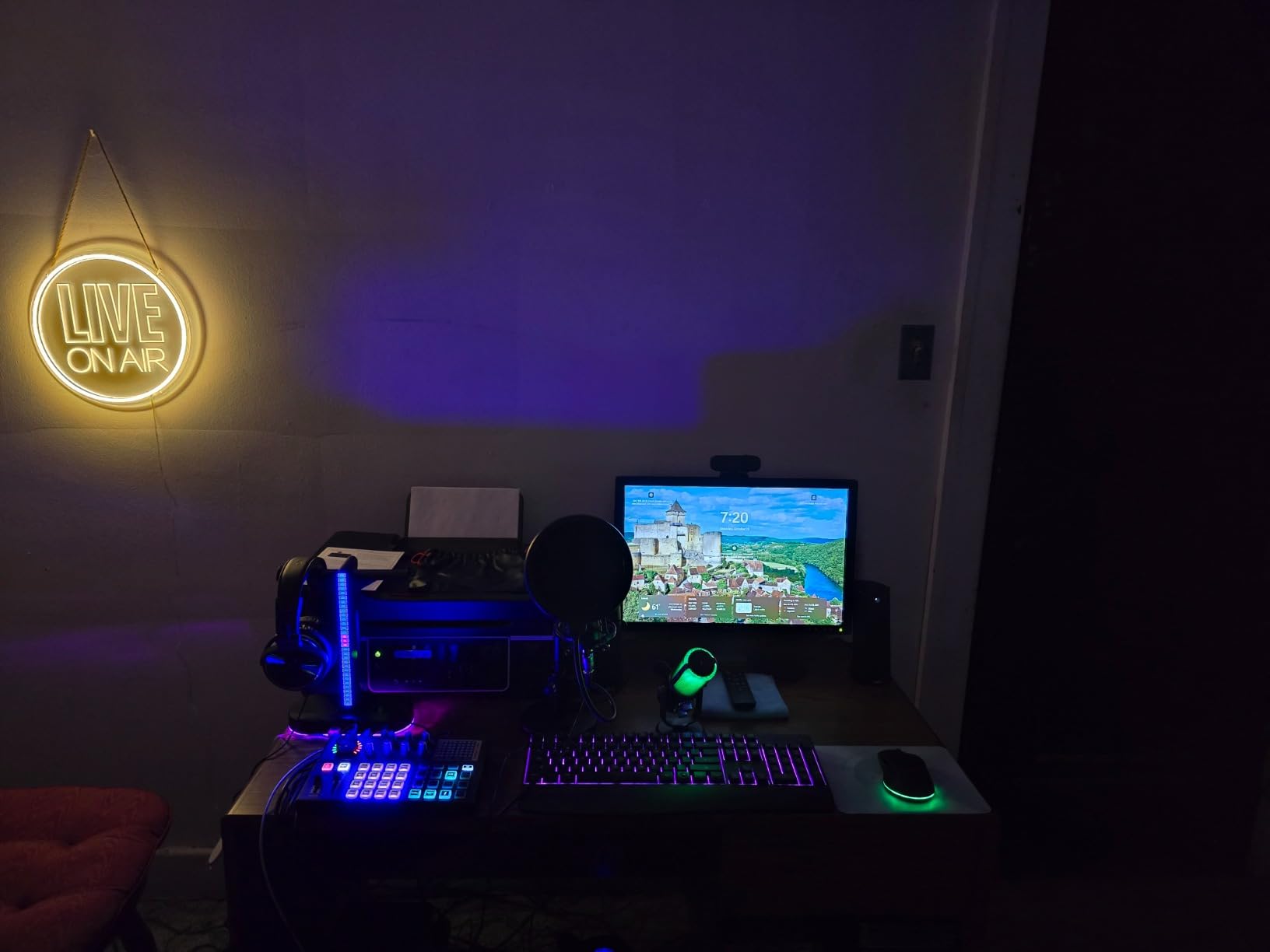 NOXTROND Live Neon Lights Sign, USB Powered Live On Air Led Neon Wall Art Sign, Dimmable Wall Décor Round Live Streaming Neon Night Light LED Sign for Streamer, Gamer, Game Room Decoration (Pink) customer photo 1
